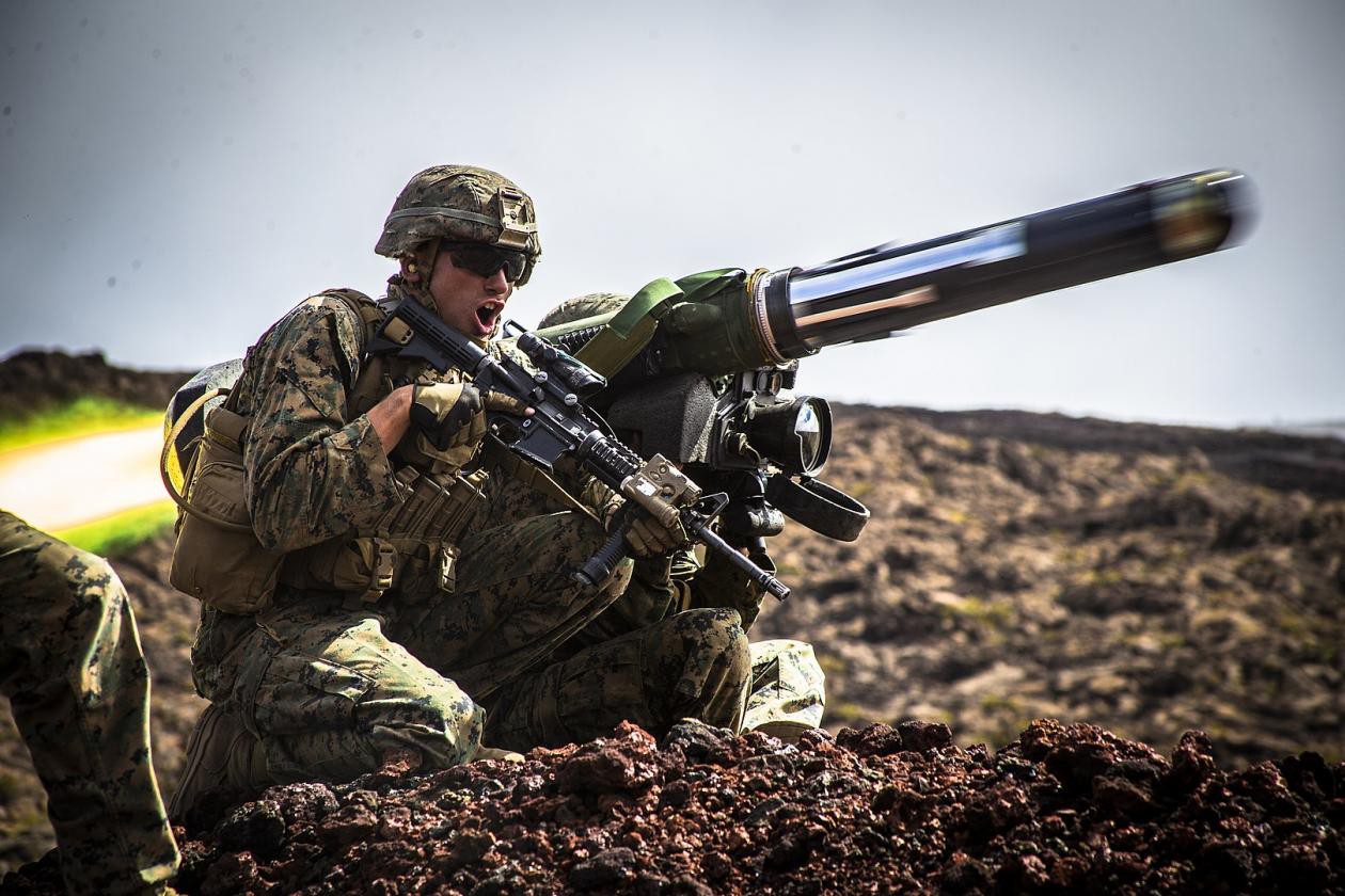 1620px-The_Marines_fires_a_FGM-148_Javelin_missile_during_Exercise_Bougainville_II_on_15_May_2019
