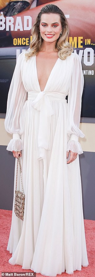 16370946-7275275-Golden_girl_Margot_Robbie_stunned_in_a_white_gown_for_the_premie-a-6_1563865075994