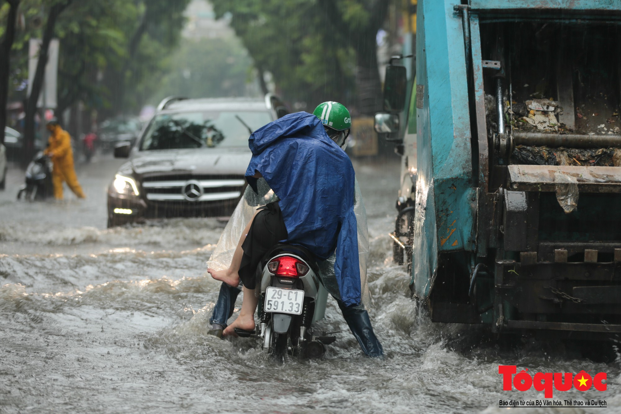 Hà Nội mưa lớn, xế hộp tập bơi qua tuyến phố ngâp nước (1)