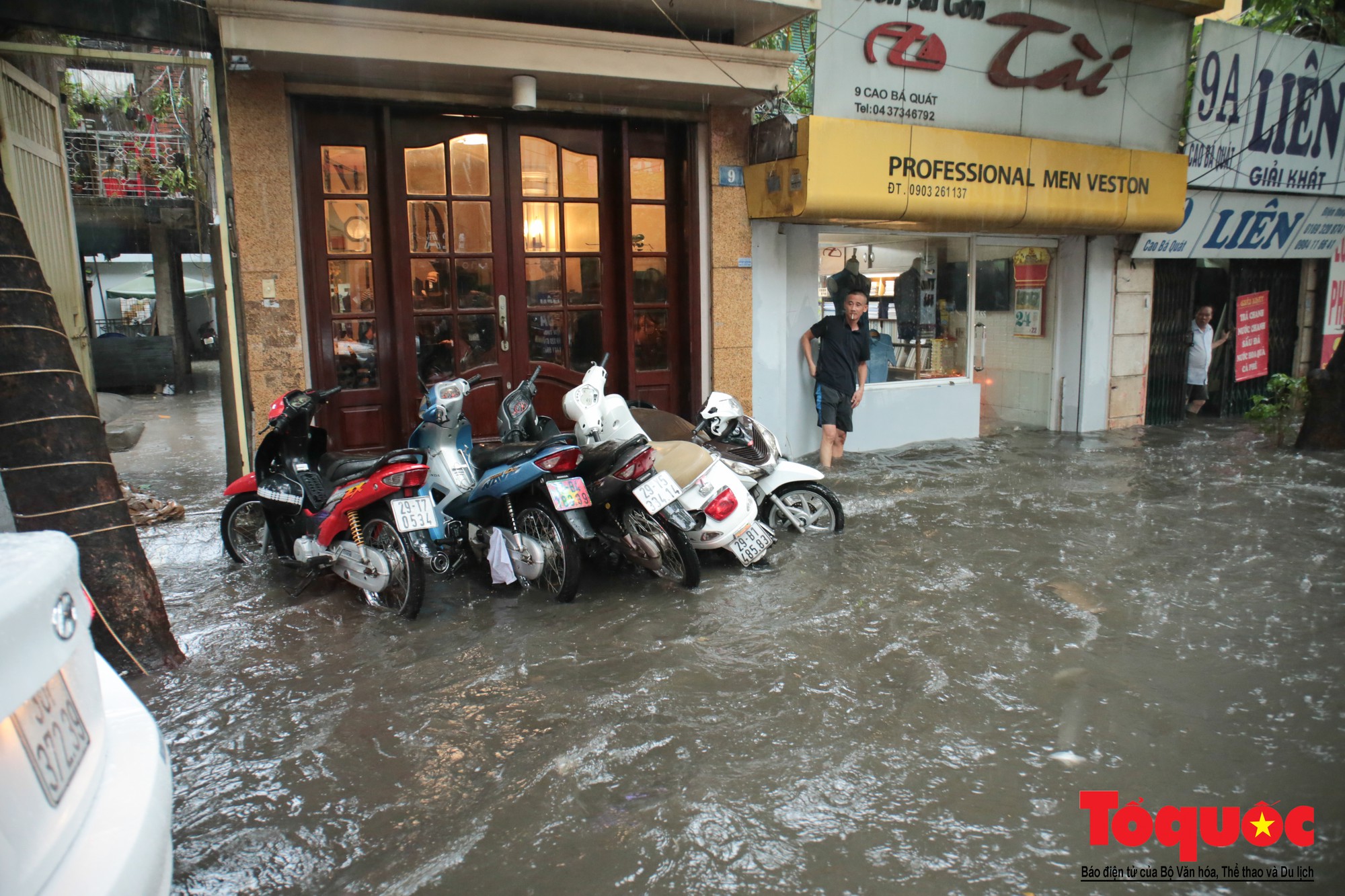 Hà Nội mưa lớn, xế hộp tập bơi qua tuyến phố ngâp nước (11)