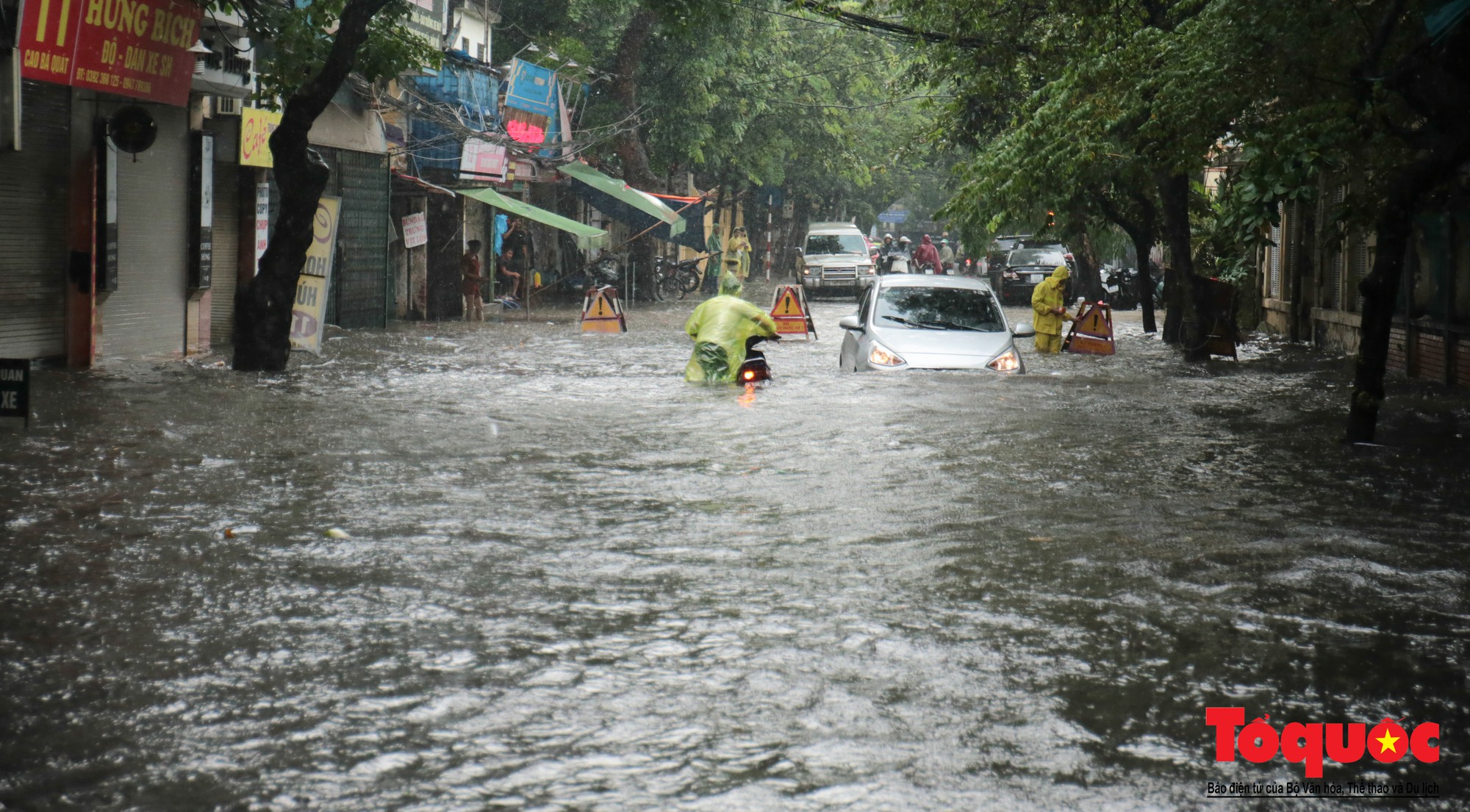 Hà Nội mưa lớn, xế hộp tập bơi qua tuyến phố ngâp nước (12)