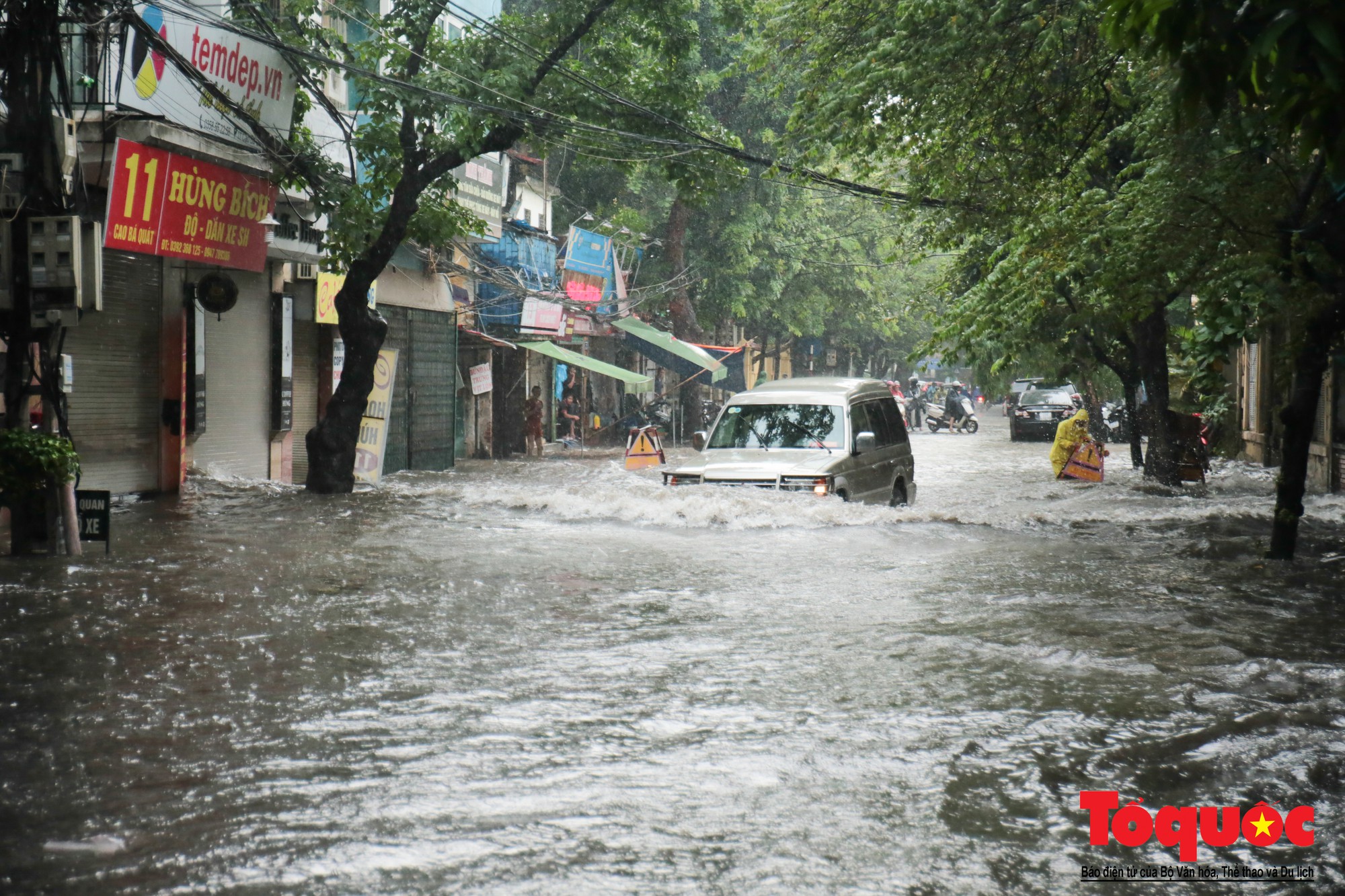 Hà Nội mưa lớn, xế hộp tập bơi qua tuyến phố ngâp nước (14)