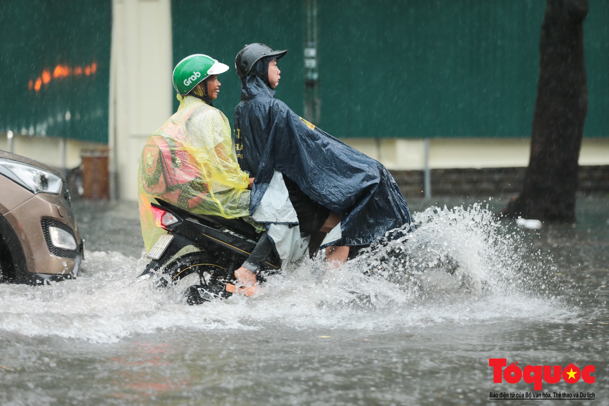 Hà Nội mưa lớn, xế hộp tập bơi qua tuyến phố ngâp nước (2)