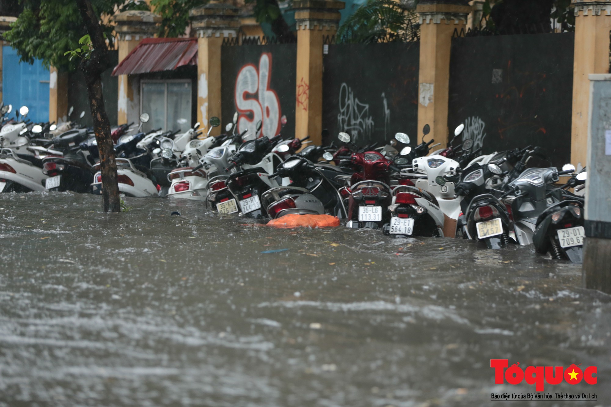 Hà Nội mưa lớn, xế hộp tập bơi qua tuyến phố ngâp nước (4)