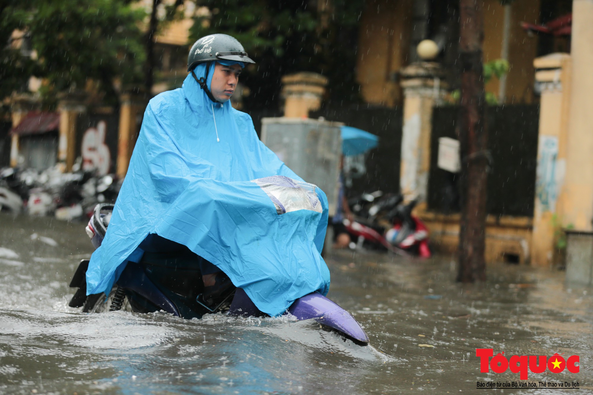 Hà Nội mưa lớn, xế hộp tập bơi qua tuyến phố ngâp nước (5)