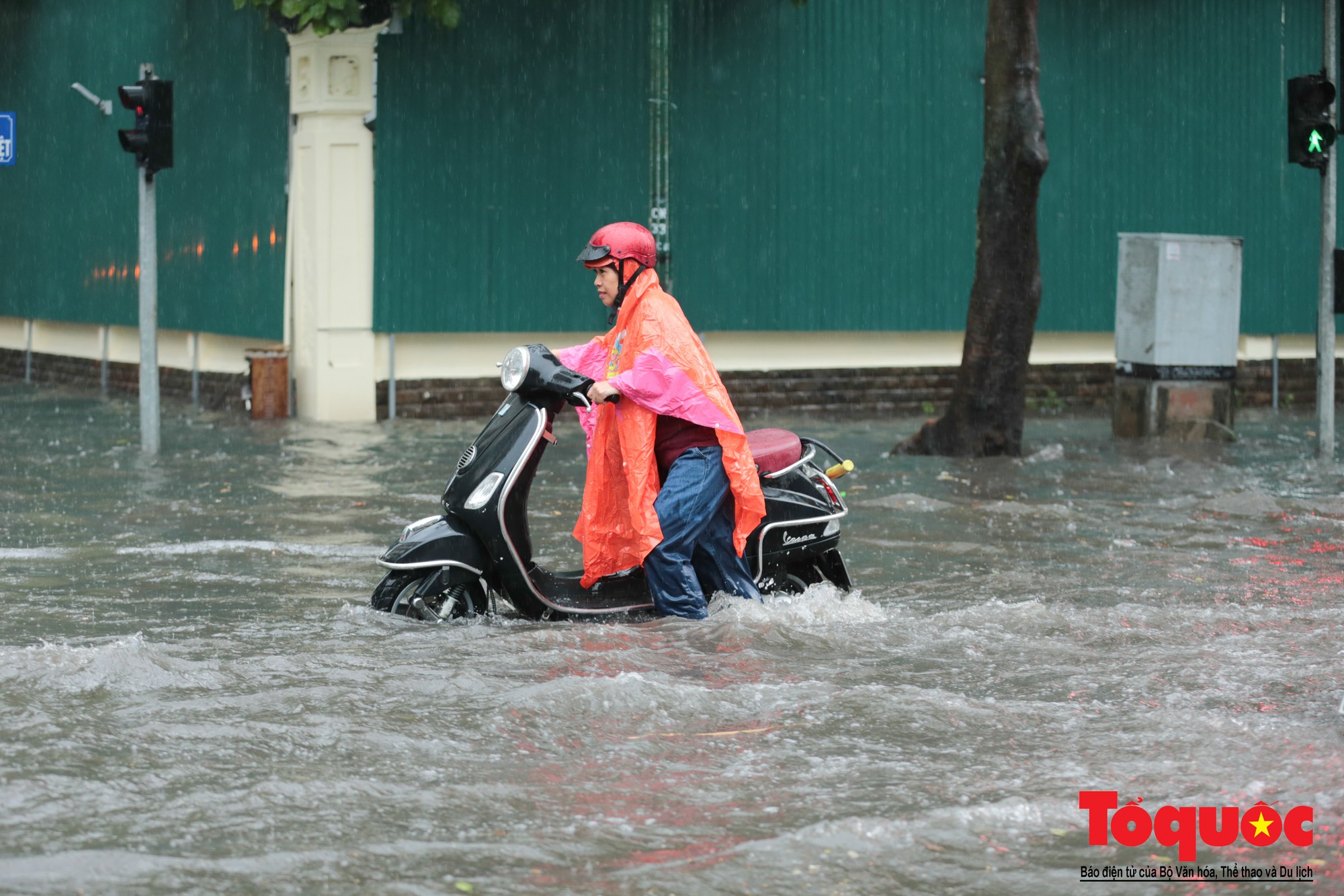 Hà Nội mưa lớn, xế hộp tập bơi qua tuyến phố ngâp nước (6)
