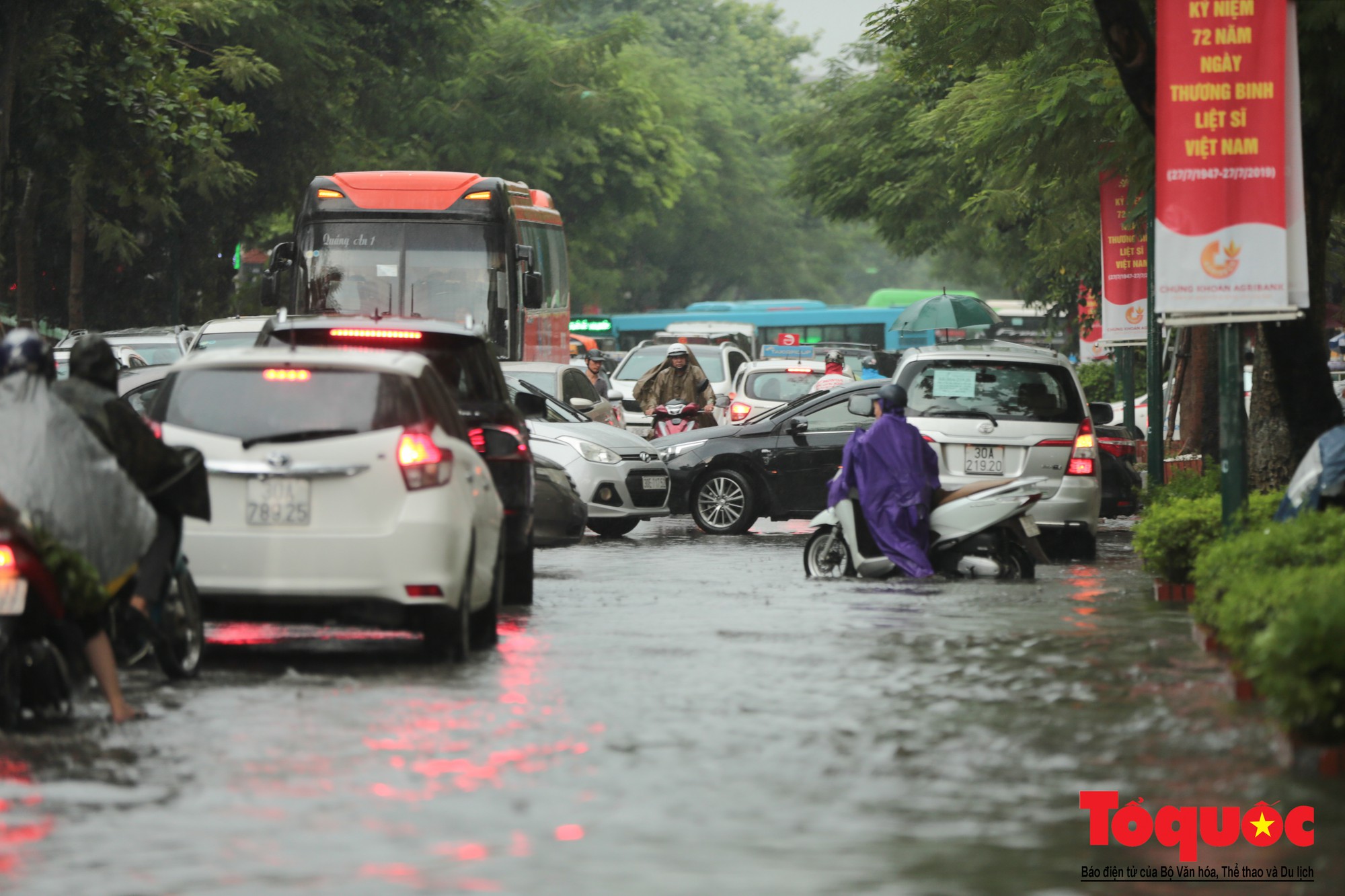 Hà Nội mưa lớn, xế hộp tập bơi qua tuyến phố ngâp nước (8)
