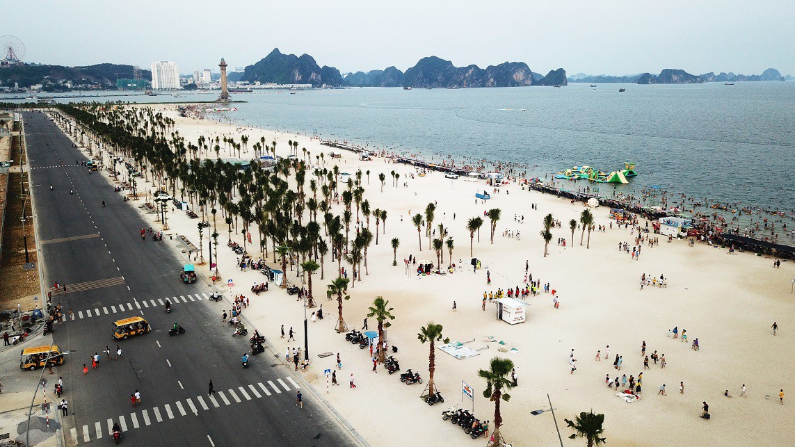 Bãi Cháy - Ngại đi 200m, khách du lịch biến đường ven biển thành bãi đậu xe - Ảnh 1.
