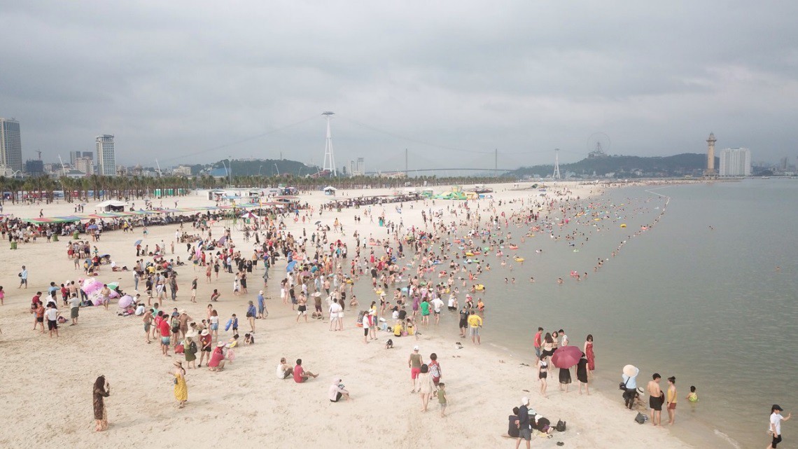 Bãi Cháy - Ngại đi 200m, khách du lịch biến đường ven biển thành bãi đậu xe - Ảnh 2.