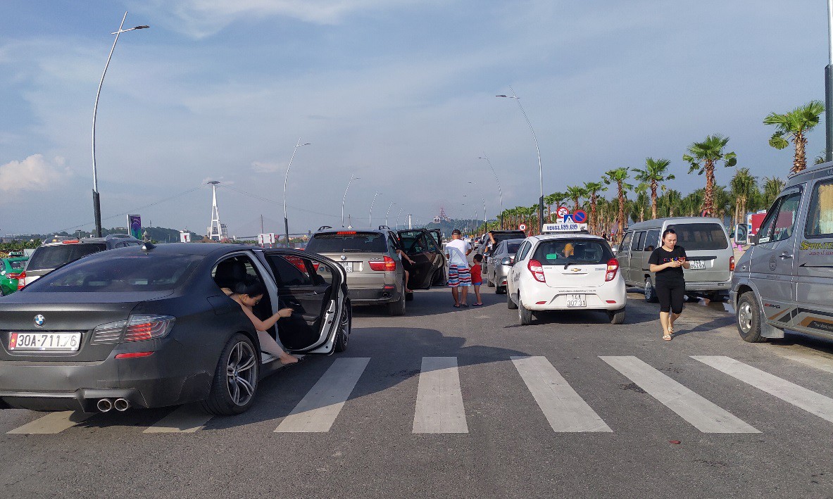Bãi Cháy - Ngại đi 200m, khách du lịch biến đường ven biển thành bãi đậu xe - Ảnh 5.