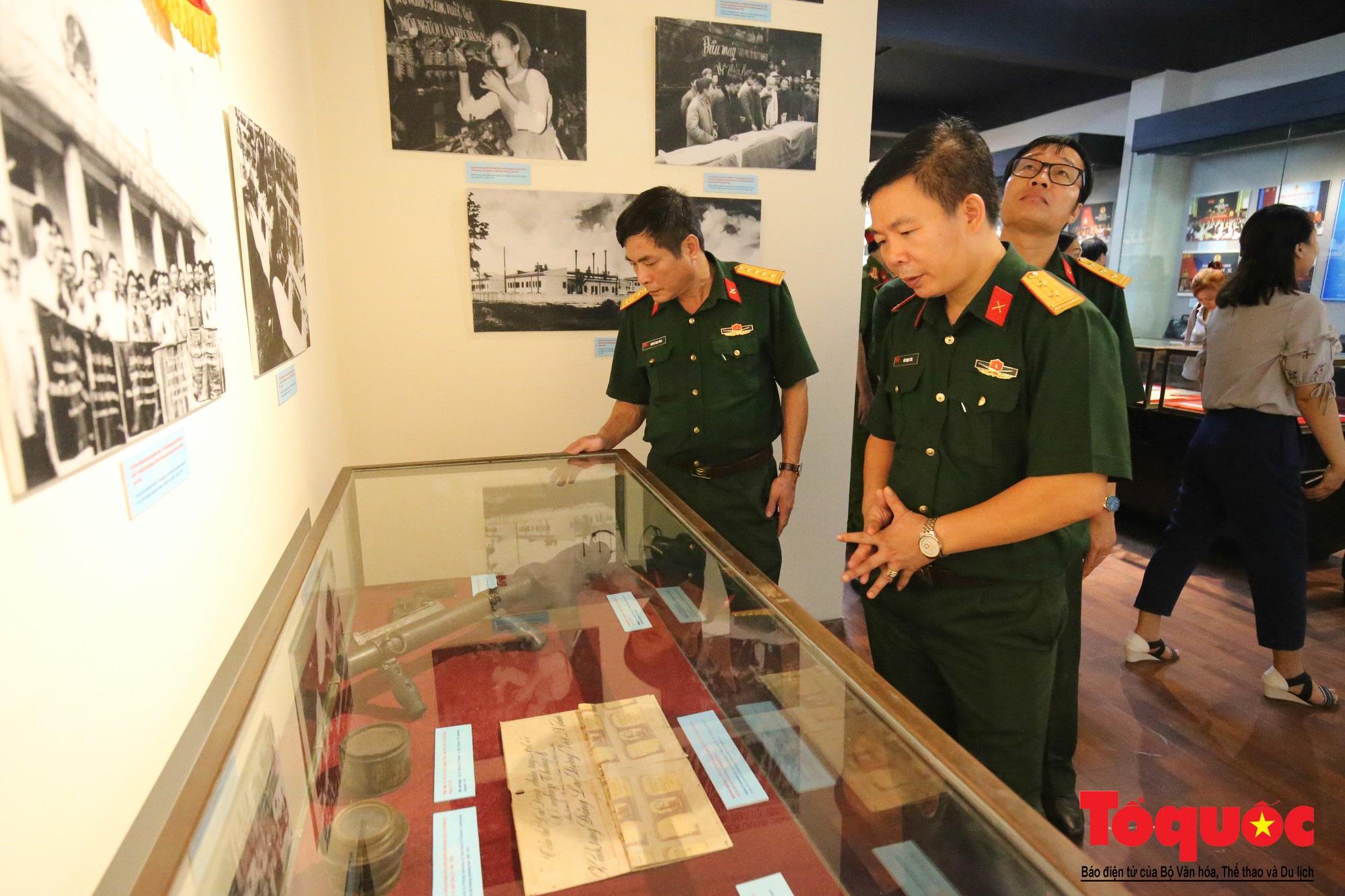 Trưng bày 300 hiện vật, hình ảnh tái hiện 90 năm xây dựng và phát triển Công đoàn Việt Nam (13)