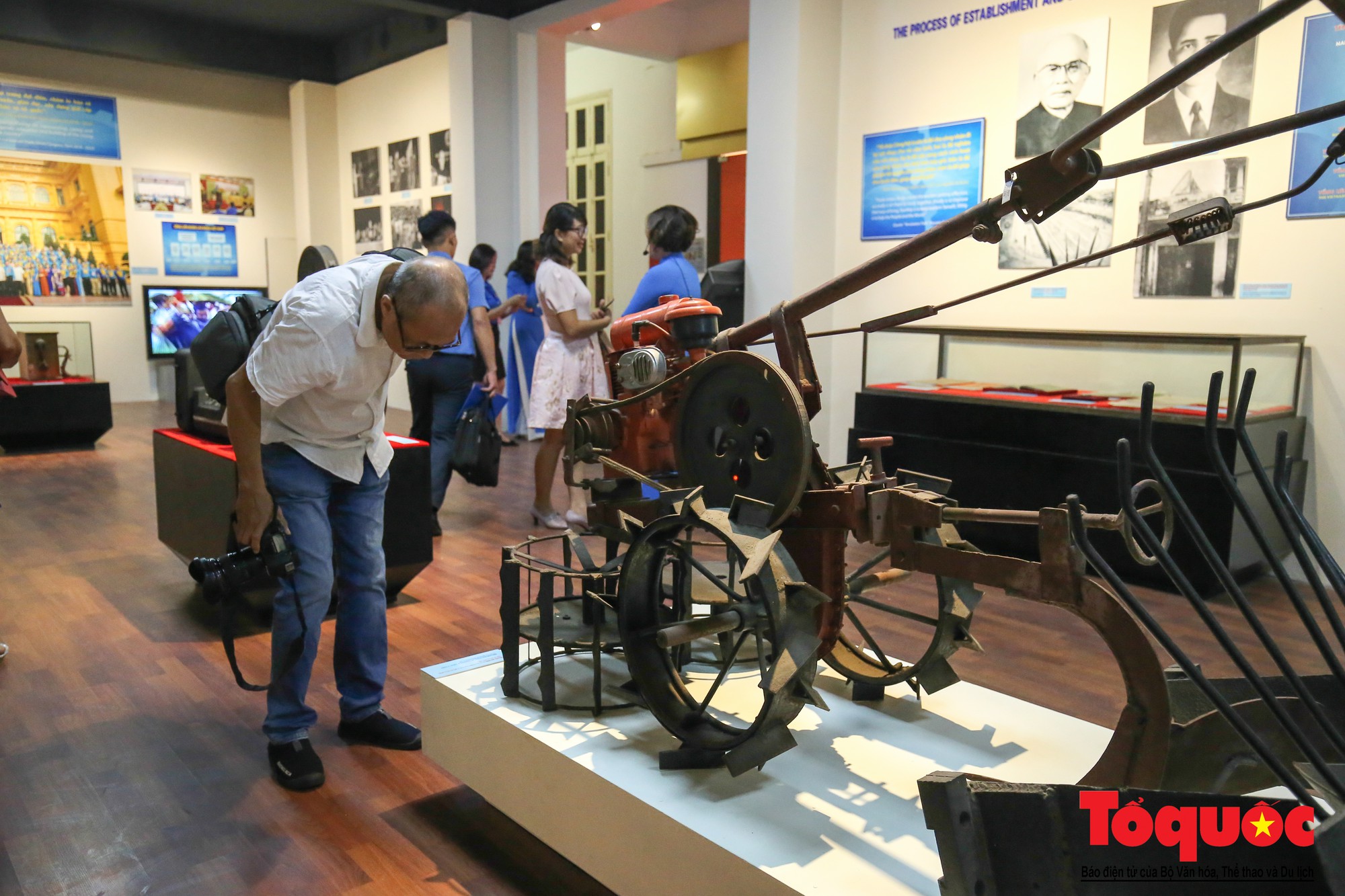 Trưng bày 300 hiện vật, hình ảnh tái hiện 90 năm xây dựng và phát triển Công đoàn Việt Nam (5)