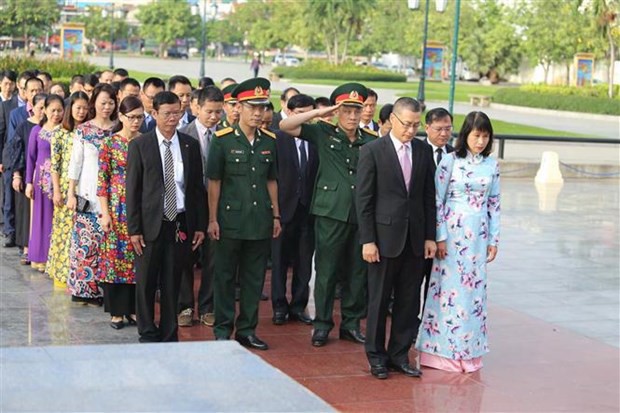 Dâng hương tri ân các liệt sỹ quân tình nguyện Việt Nam tại Campuchia - Ảnh 2.