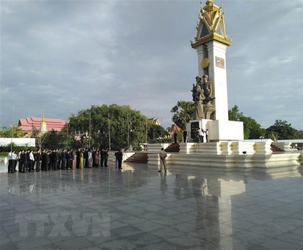 Dâng hương tri ân các liệt sỹ quân tình nguyện Việt Nam tại Campuchia - Ảnh 3.