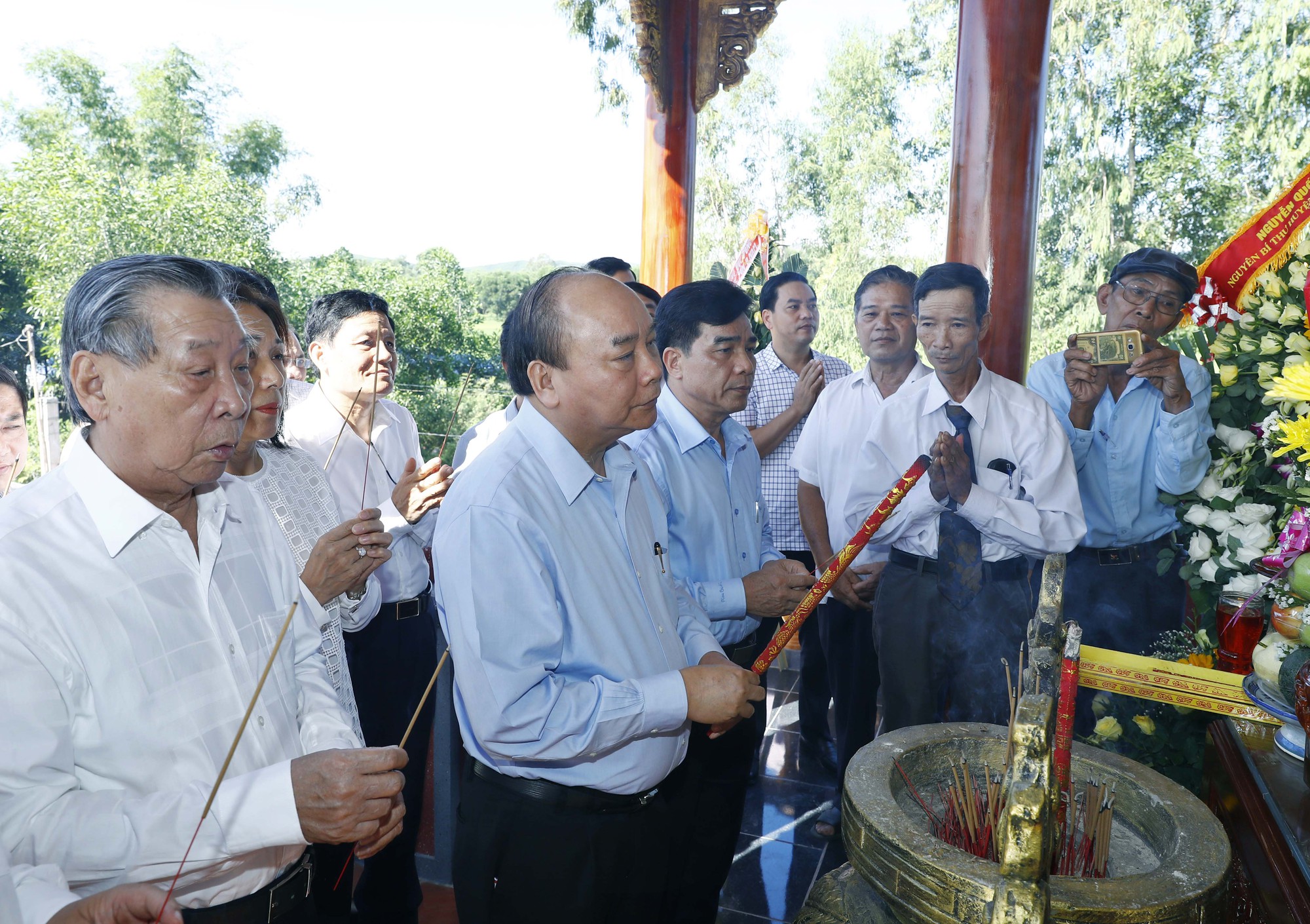 Thủ tướng dâng hương tưởng niệm các anh hùng liệt sĩ - Ảnh 2.