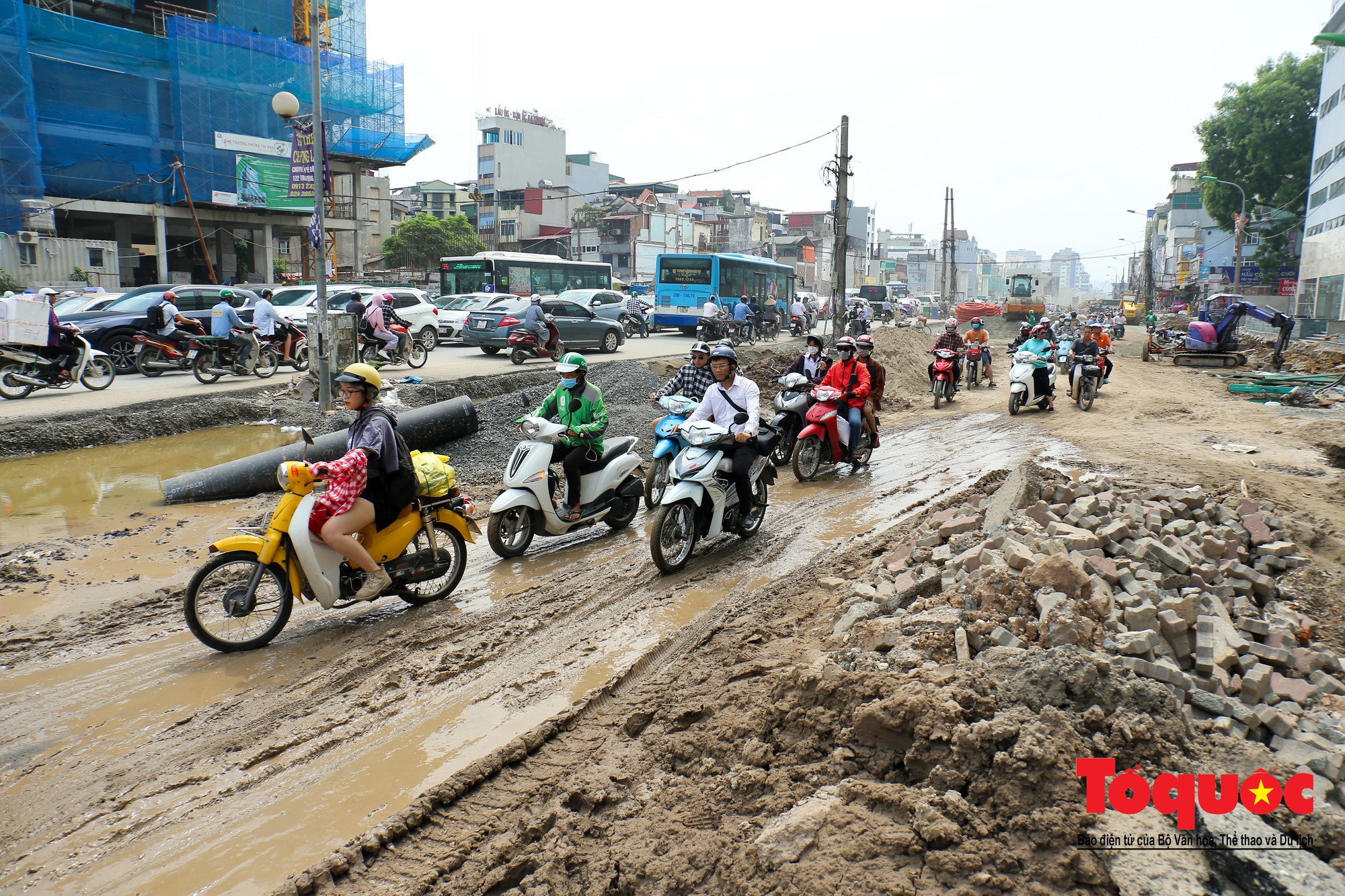 Người dân thủ đô luồn lách thoát khỏi đại công trường vành đai 23