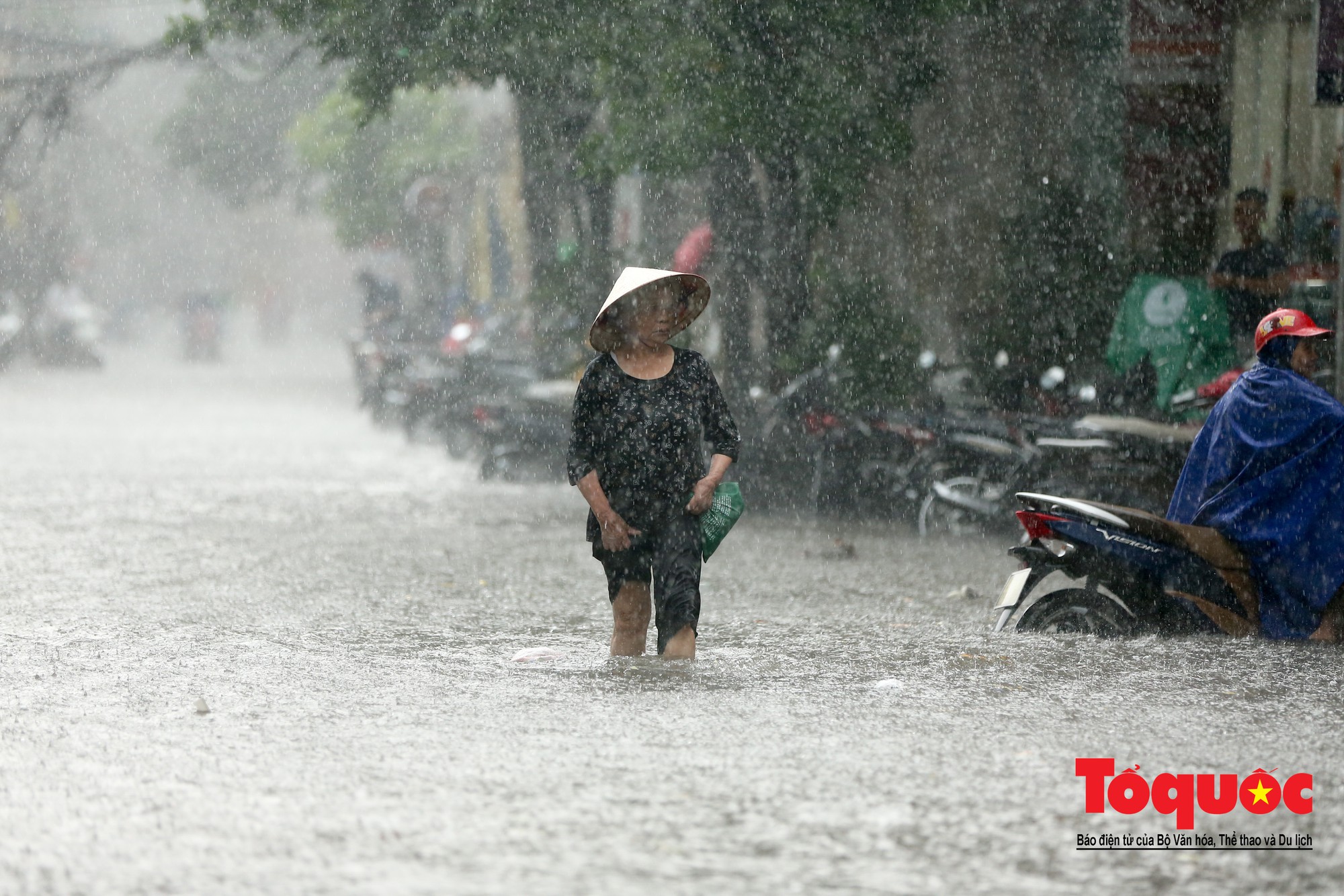 Hà Nội mưa lớn người dân bì bõm vượt sông trong phố28