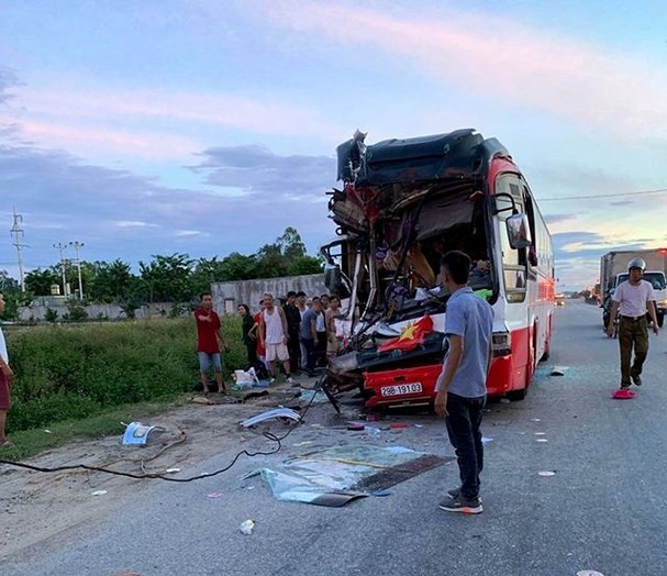 Nghệ An: Xe khách chở 50 người tai nạn trên quốc lộ 1A, 14 người thương vong - Ảnh 2.