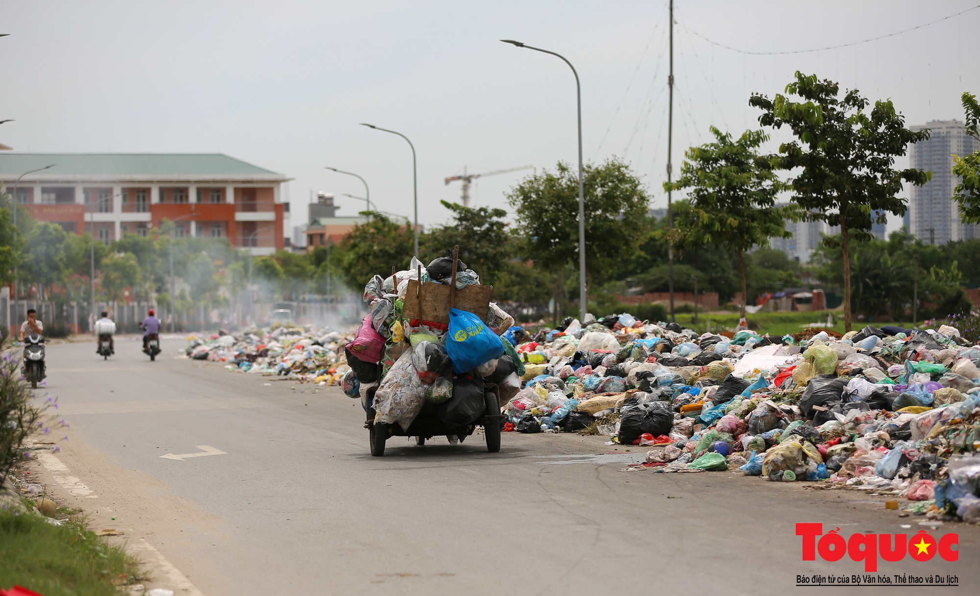 Hà Nội Ngỡ ngàng sau một đêm 4 chiếc ô tô chìm trong bãi rác (25)