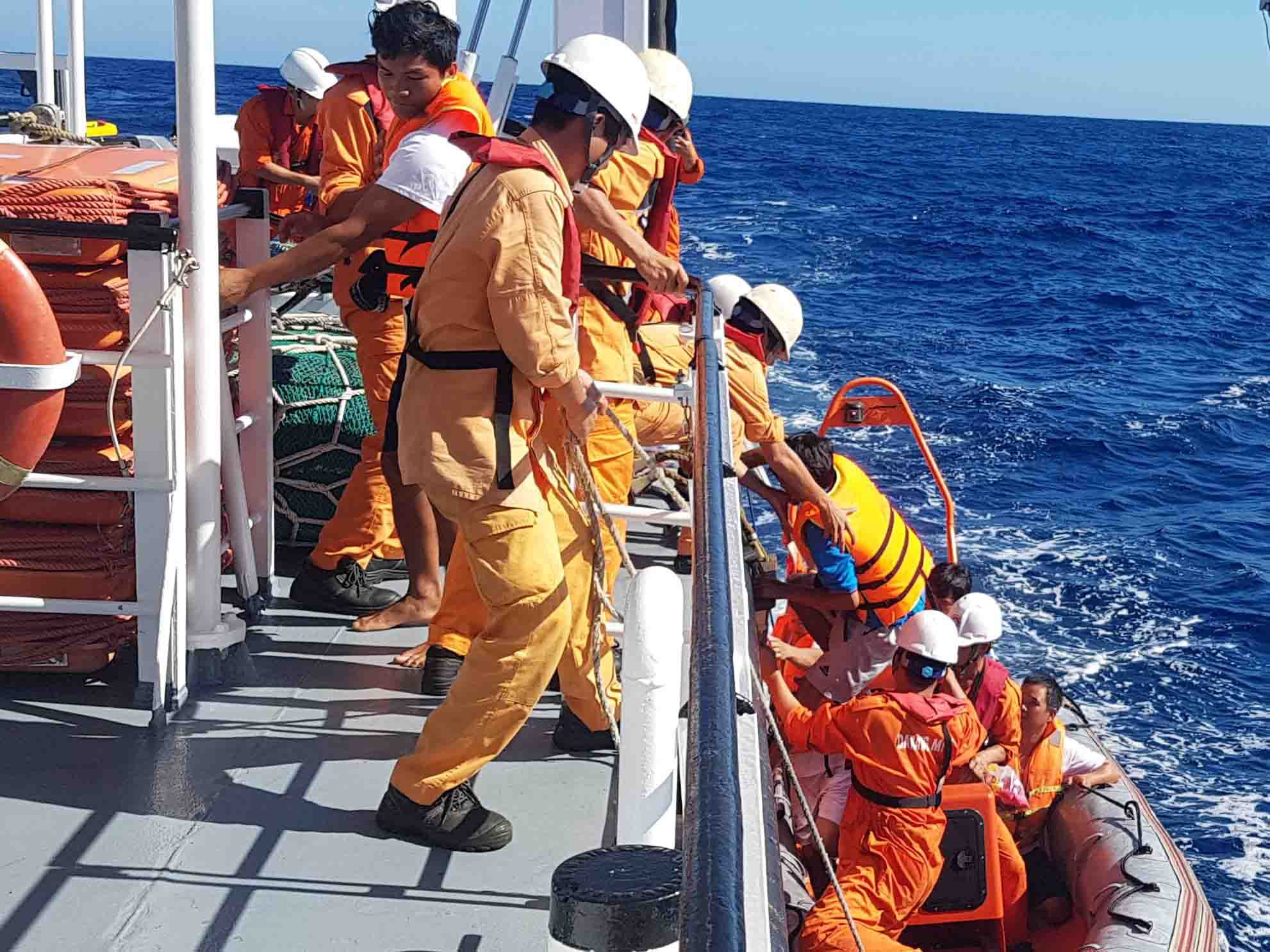 06 thuyền viên gặp nạn tàu QB 93838 TS được lực lượng cứu nạn hàng hải tìm kiếm và cứu sống