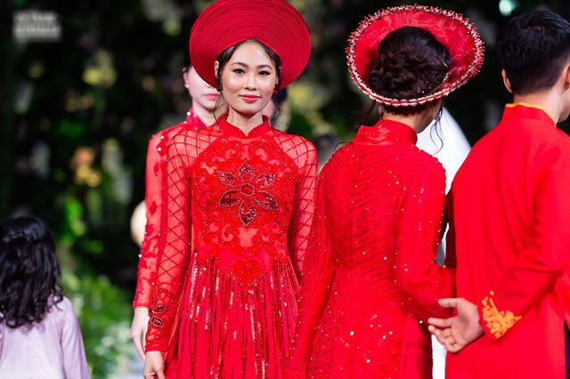 Hoa hậu Myanmar quyến rũ trong áo dái của NTK Kenny Thái - Ảnh 1.