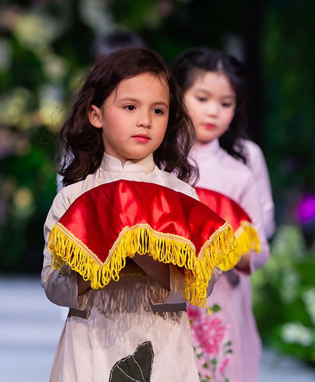 Hoa hậu Myanmar quyến rũ trong áo dái của NTK Kenny Thái - Ảnh 10.