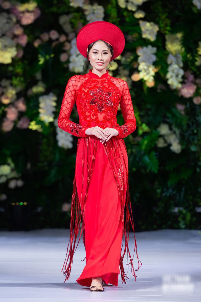 Hoa hậu Myanmar quyến rũ trong áo dái của NTK Kenny Thái - Ảnh 3.
