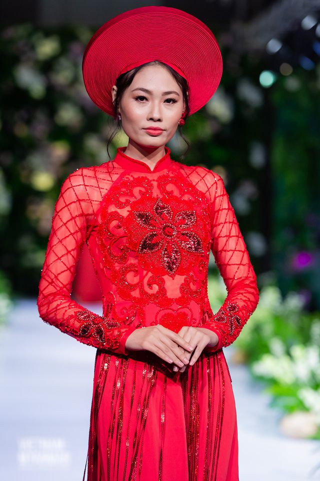 Hoa hậu Myanmar quyến rũ trong áo dái của NTK Kenny Thái - Ảnh 4.