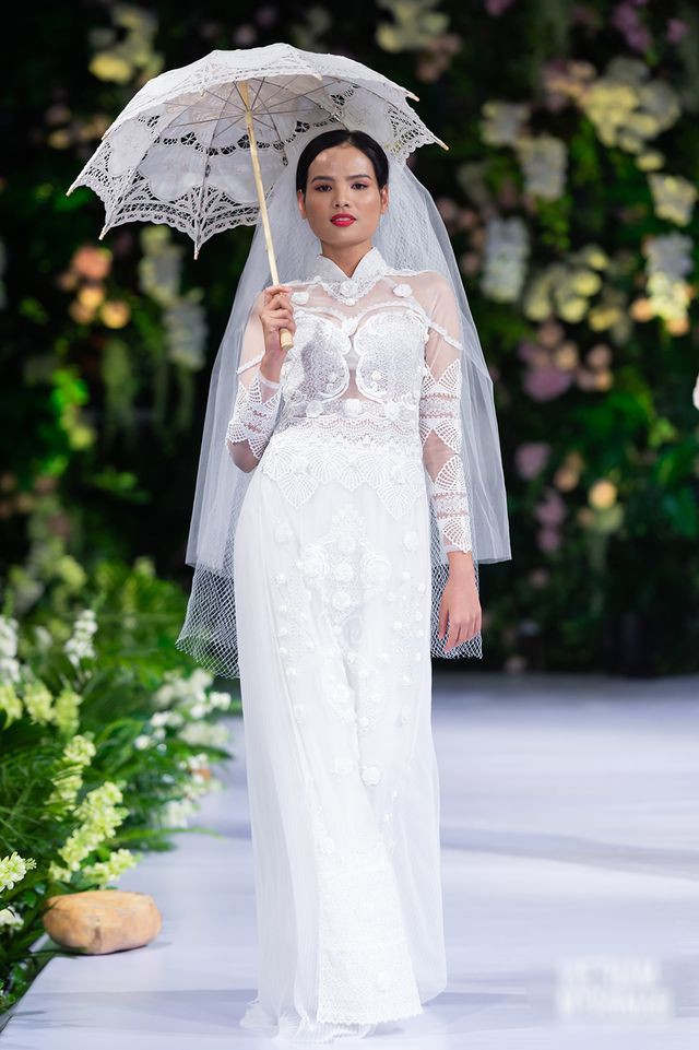 Hoa hậu Myanmar quyến rũ trong áo dái của NTK Kenny Thái - Ảnh 5.
