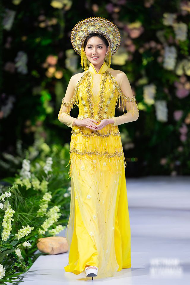 Hoa hậu Myanmar quyến rũ trong áo dái của NTK Kenny Thái - Ảnh 7.