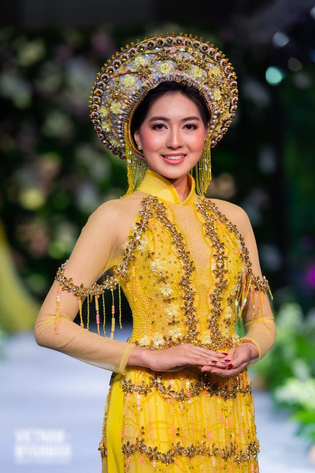 Hoa hậu Myanmar quyến rũ trong áo dái của NTK Kenny Thái - Ảnh 8.