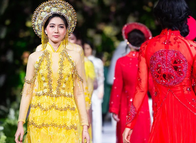 Hoa hậu Myanmar quyến rũ trong áo dái của NTK Kenny Thái - Ảnh 9.