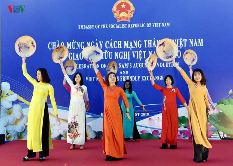 Giao lưu hữu nghị Việt–Lào nhân dịp kỷ niệm 74 năm Cách mạng Tháng Tám - Ảnh 2.