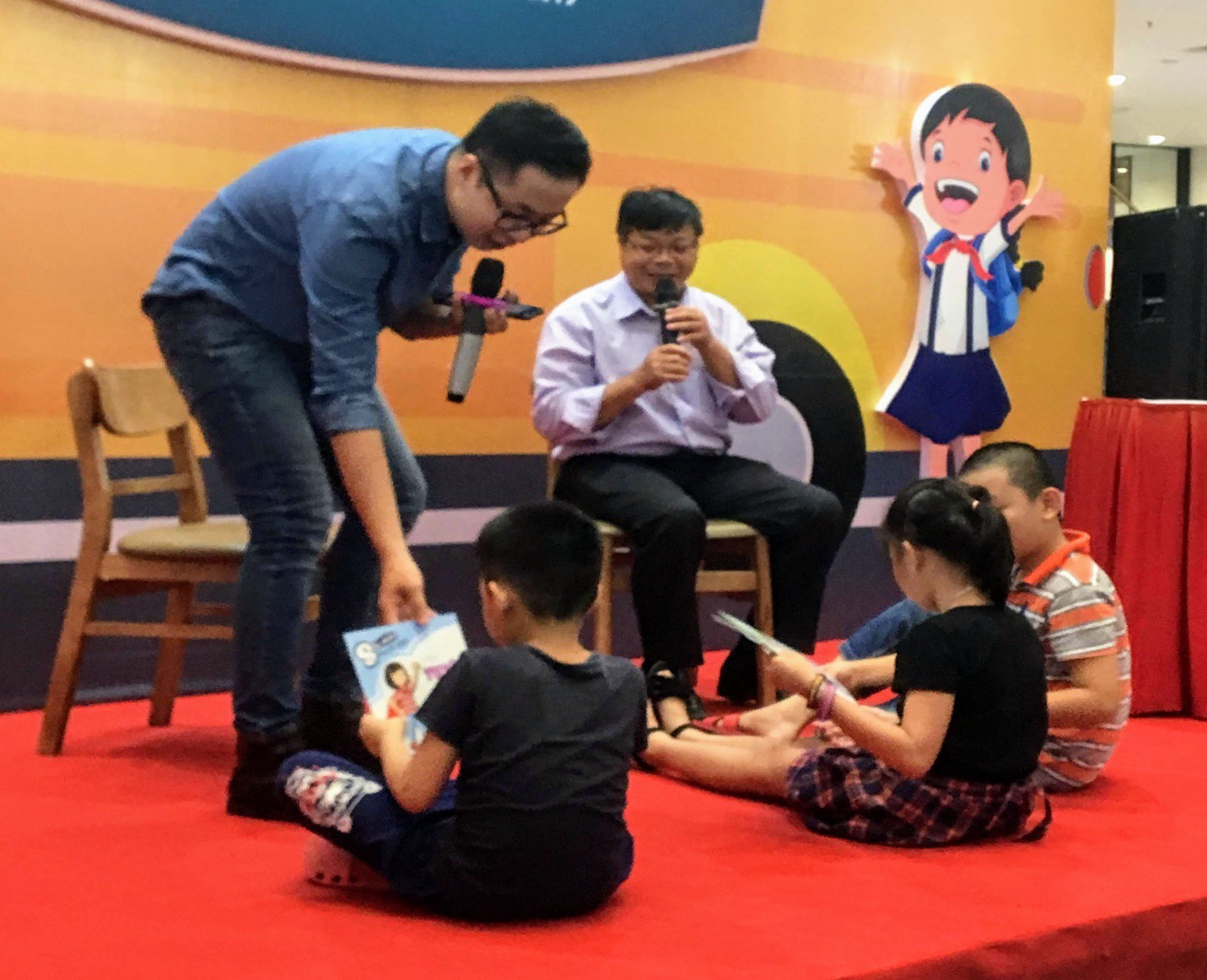 Chuyên gia tâm lý Đinh Đoàn hướng dẫn các em trang bị những kĩ năng tự vệ trong cuộc sống hiện đại - Ảnh 2. Chuyên gia tâm lý Đinh Đoàn hướng dẫn các em trang bị những kĩ năng tự vệ trong cuộc sống hiện đại - Ảnh 2.
