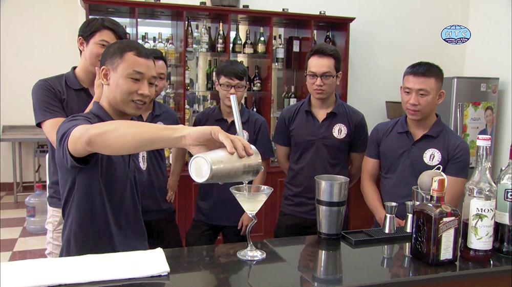 Buổi học thực tiễn pha chế đồ uống của sinh viên Cao đẳng du lịch Hà Nội