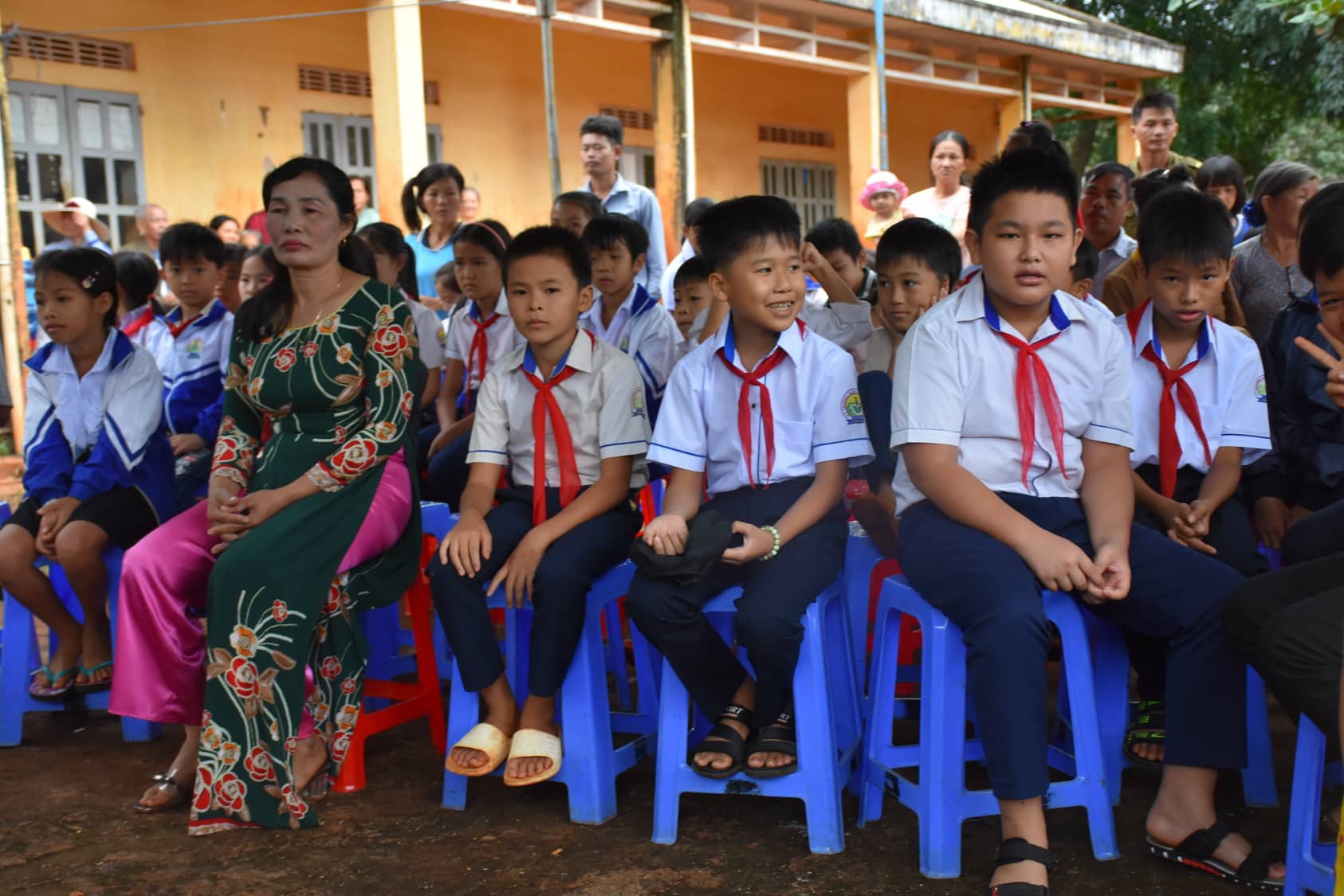 Trao tặng 50 chiếc xe đạp cho học sinh nghèo tại vùng biên giới tỉnh Gia Lai trước năm học mới. - Ảnh 2.