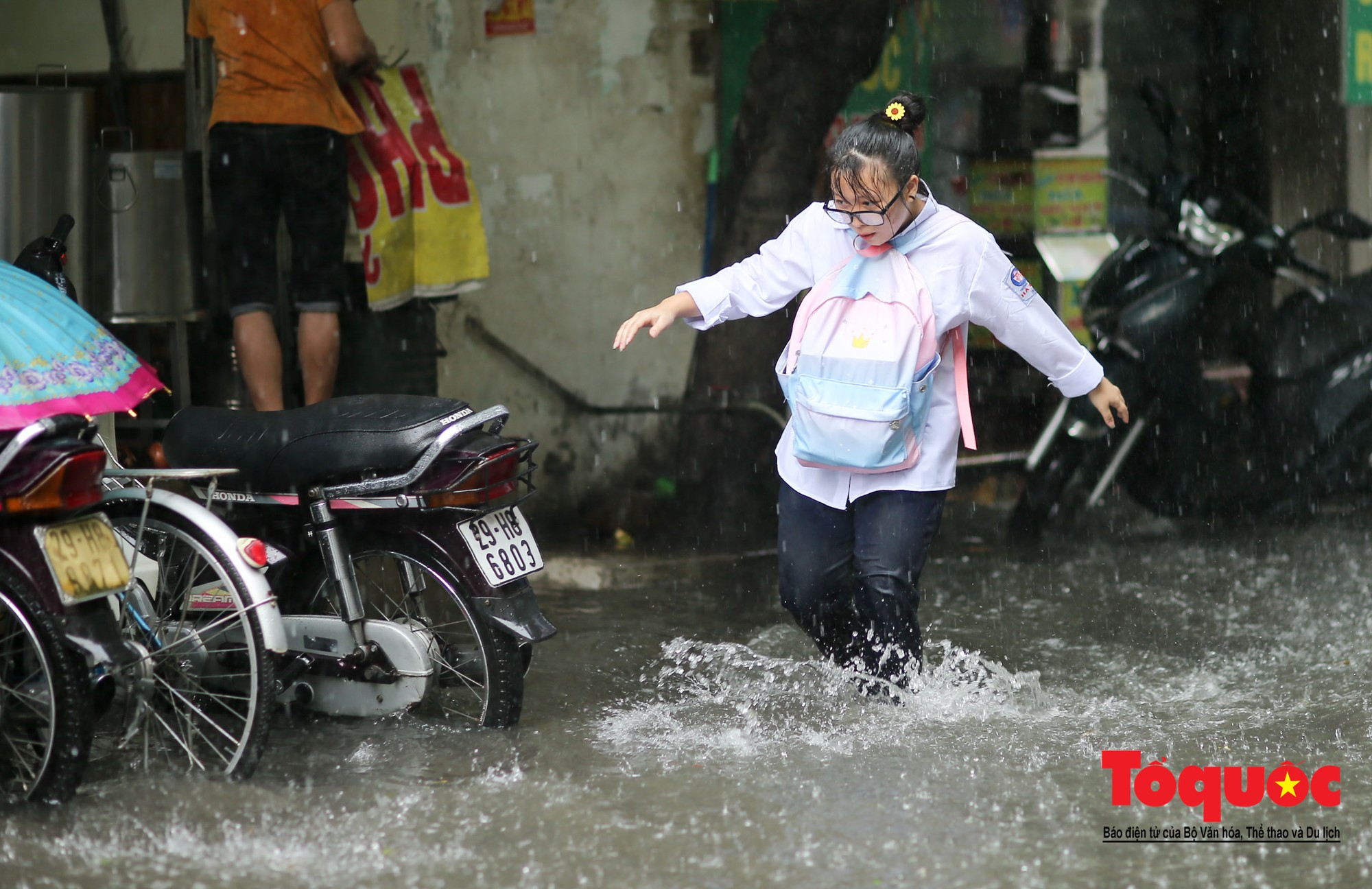 Hà Nội: Mưa lớn giữa giờ trưa, người dân vượt sông trong phố về nhà10