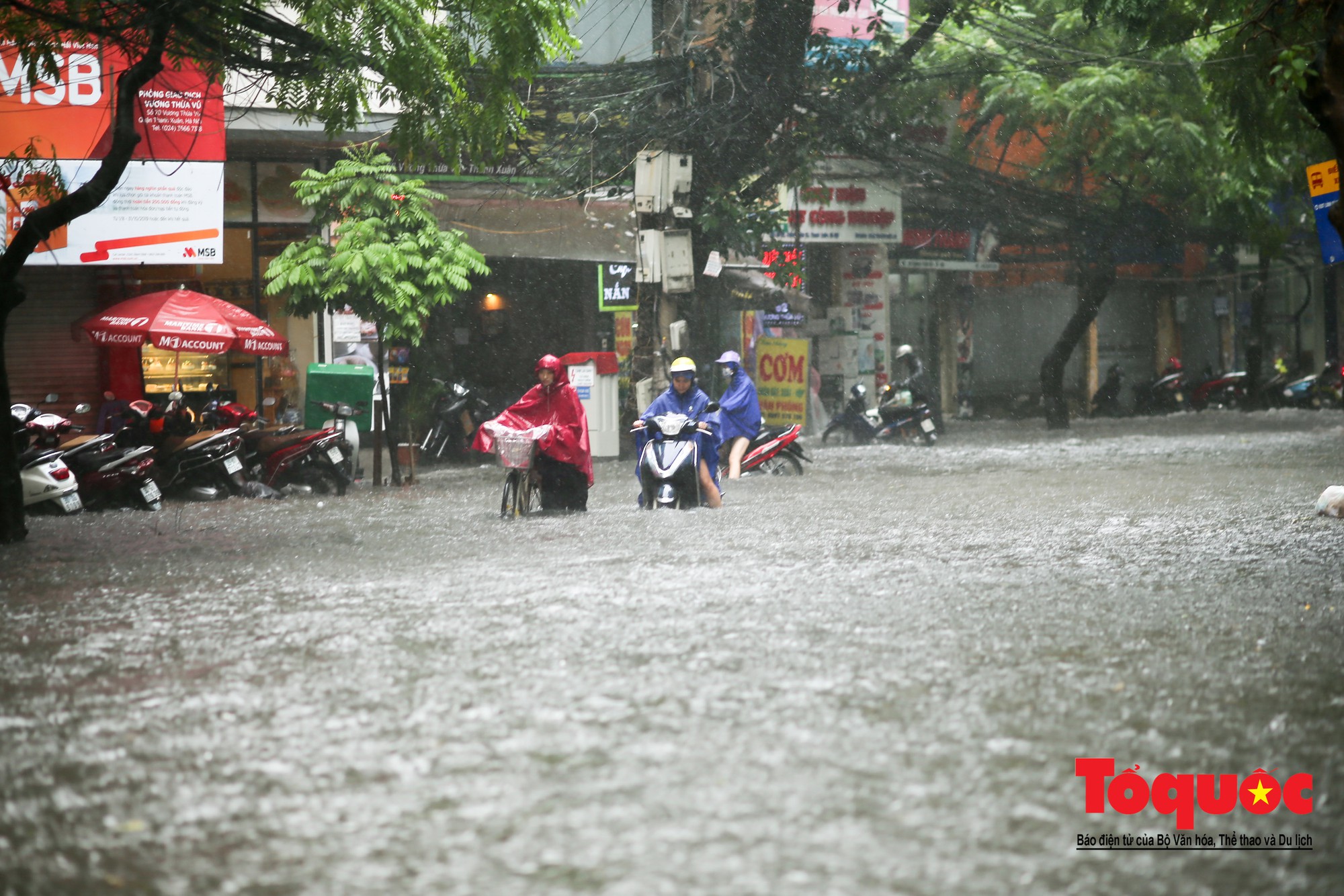 Hà Nội: Mưa lớn giữa giờ trưa, người dân vượt sông trong phố về nhà11