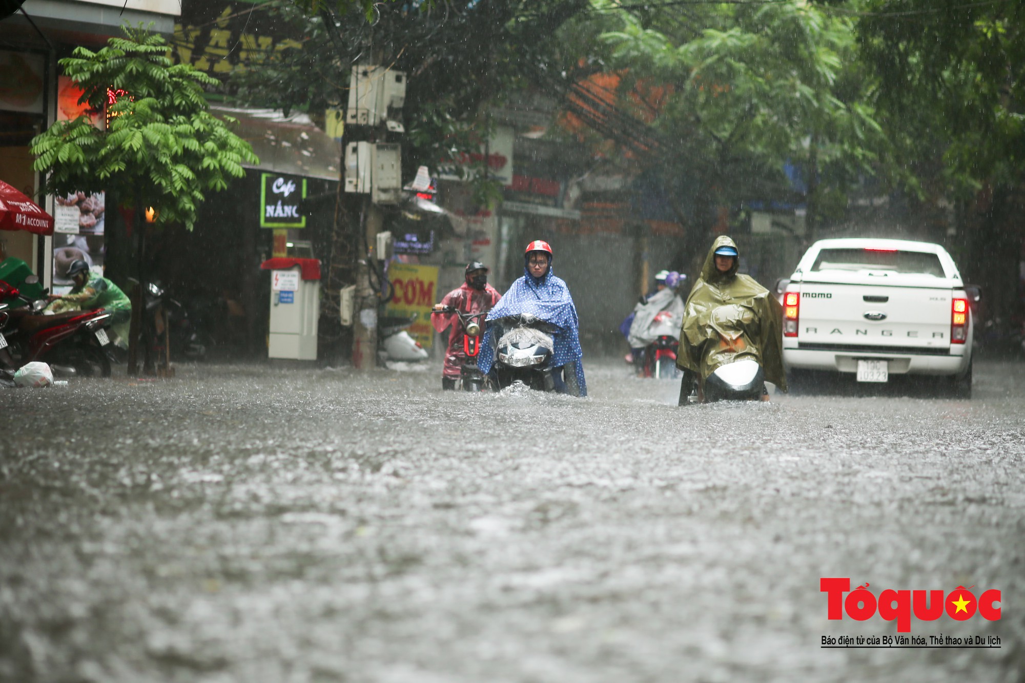 Hà Nội: Mưa lớn giữa giờ trưa, người dân vượt sông trong phố về nhà15