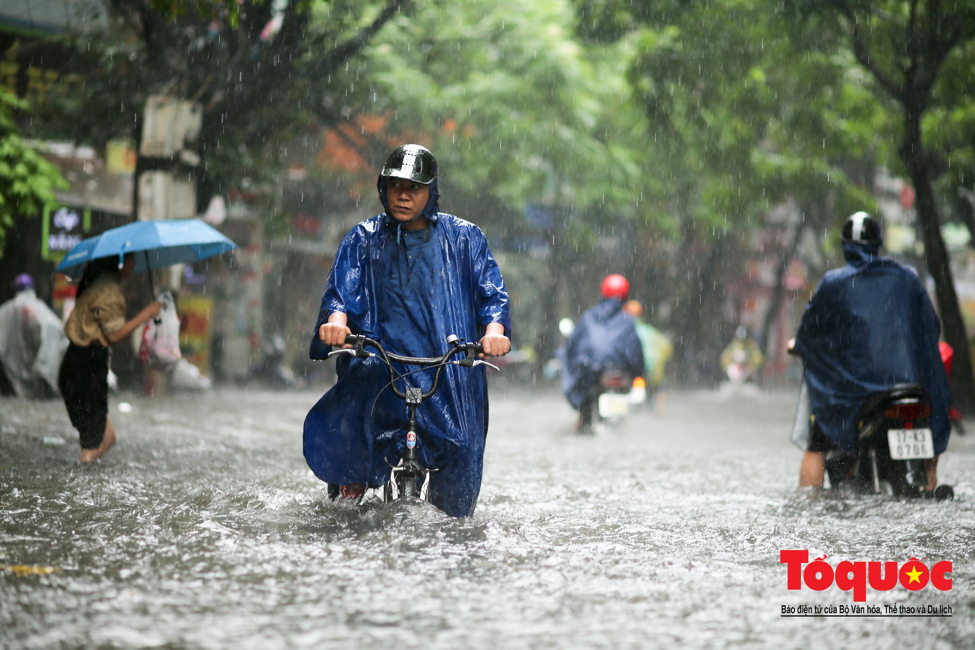 Hà Nội: Mưa lớn giữa giờ trưa, người dân vượt sông trong phố về nhà17