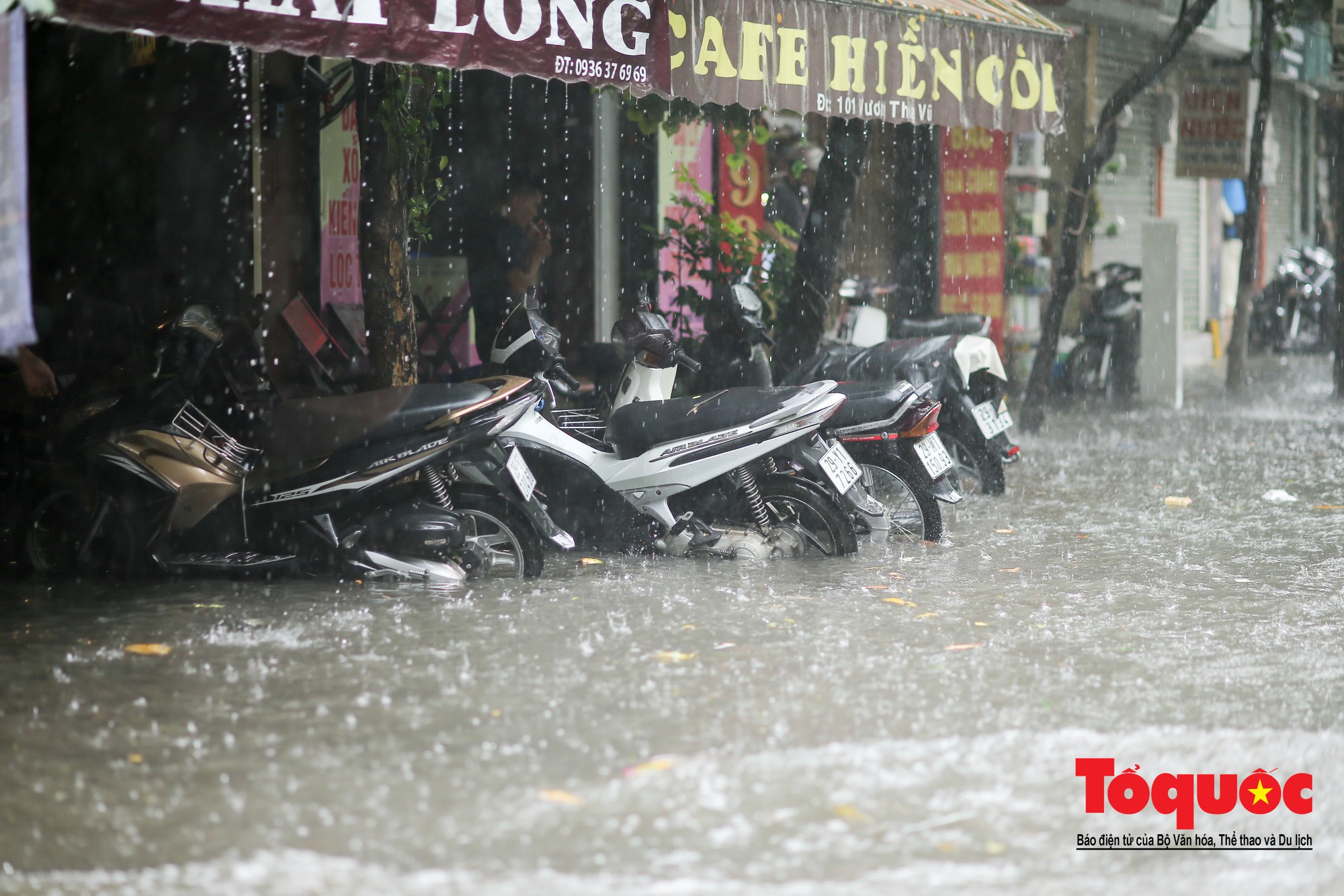 Hà Nội: Mưa lớn giữa giờ trưa, người dân vượt sông trong phố về nhà18