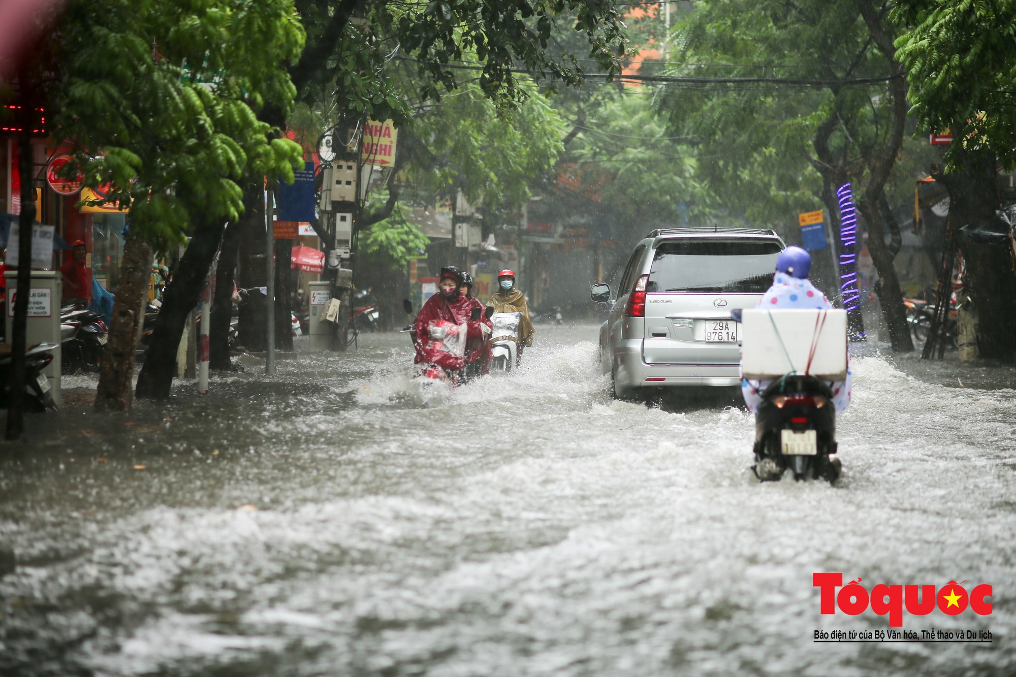 Hà Nội: Mưa lớn giữa giờ trưa, người dân vượt sông trong phố về nhà19