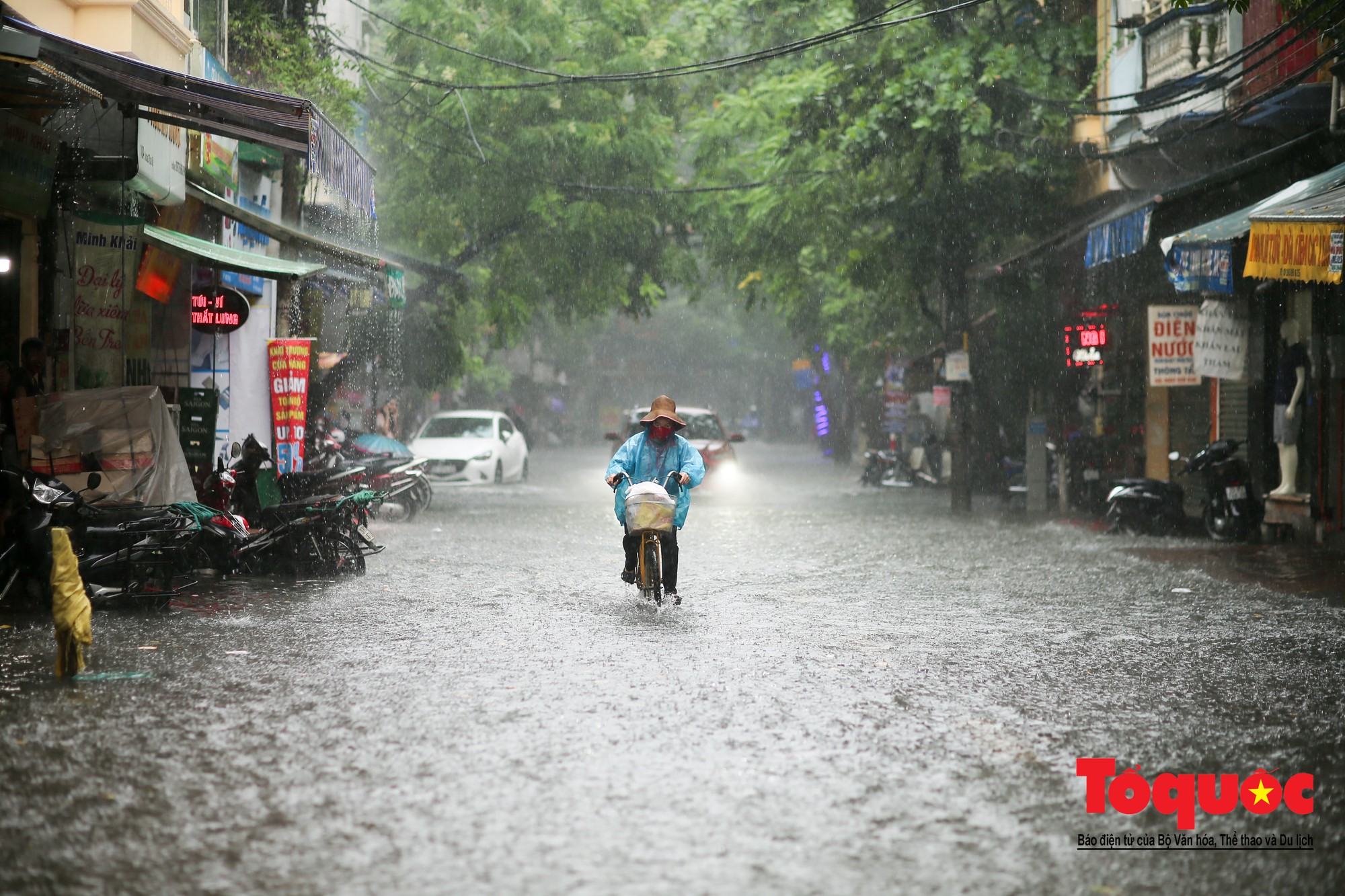 Hà Nội: Mưa lớn giữa giờ trưa, người dân vượt sông trong phố về nhà2