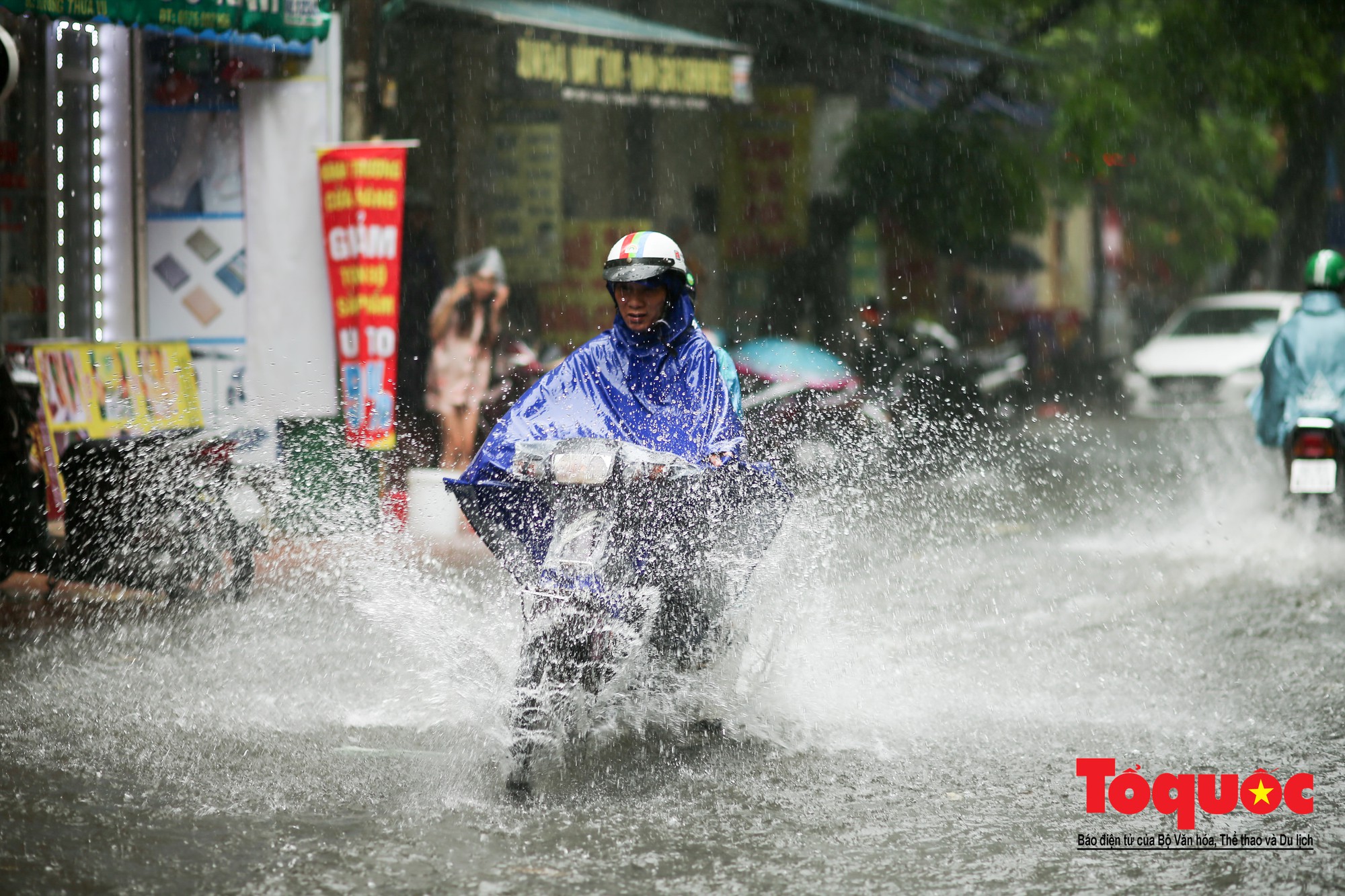 Hà Nội: Mưa lớn giữa giờ trưa, người dân vượt sông trong phố về nhà3