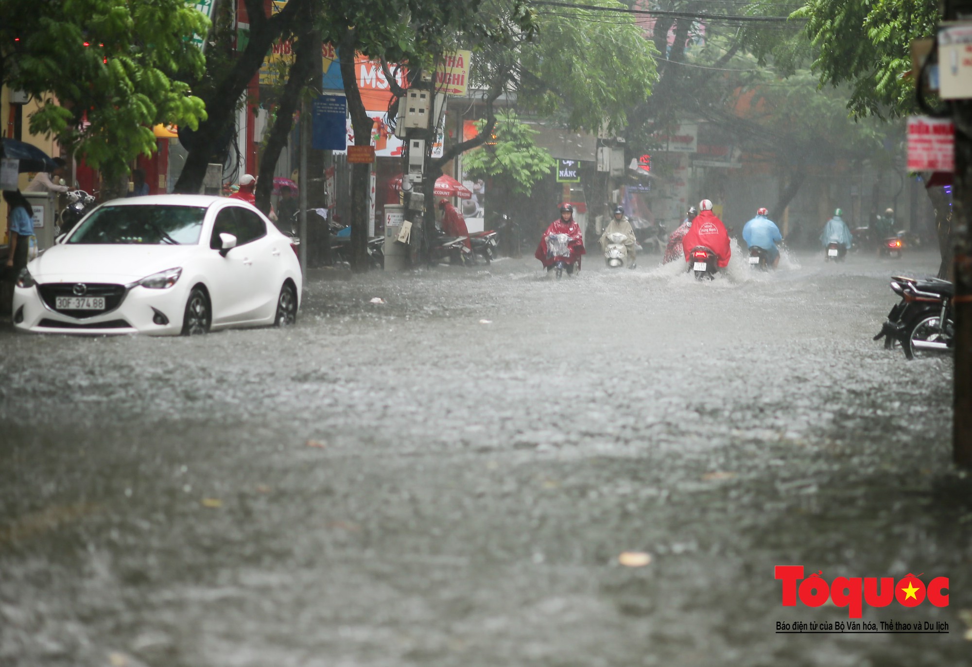 Hà Nội: Mưa lớn giữa giờ trưa, người dân vượt sông trong phố về nhà4