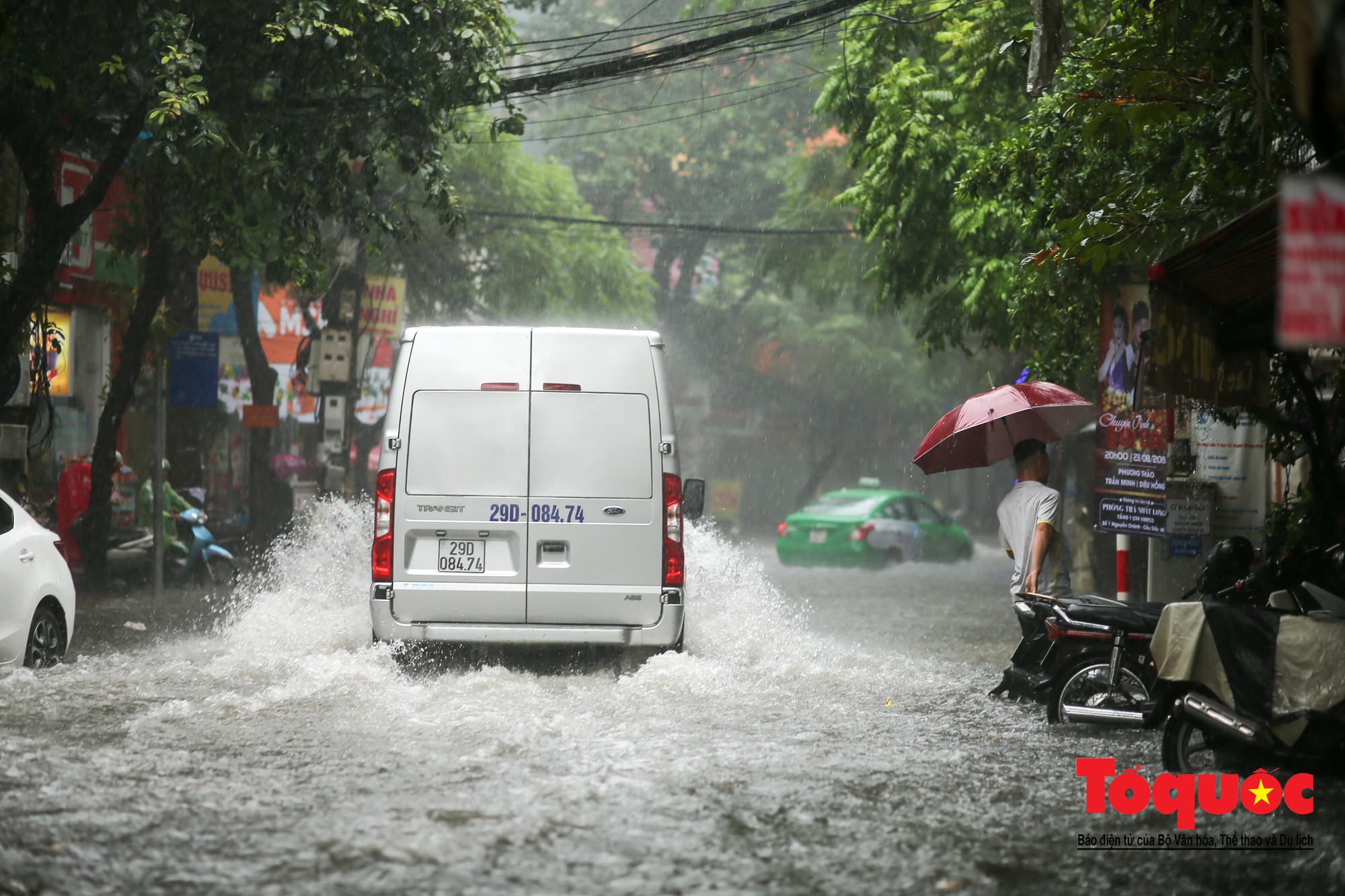 Hà Nội: Mưa lớn giữa giờ trưa, người dân vượt sông trong phố về nhà5