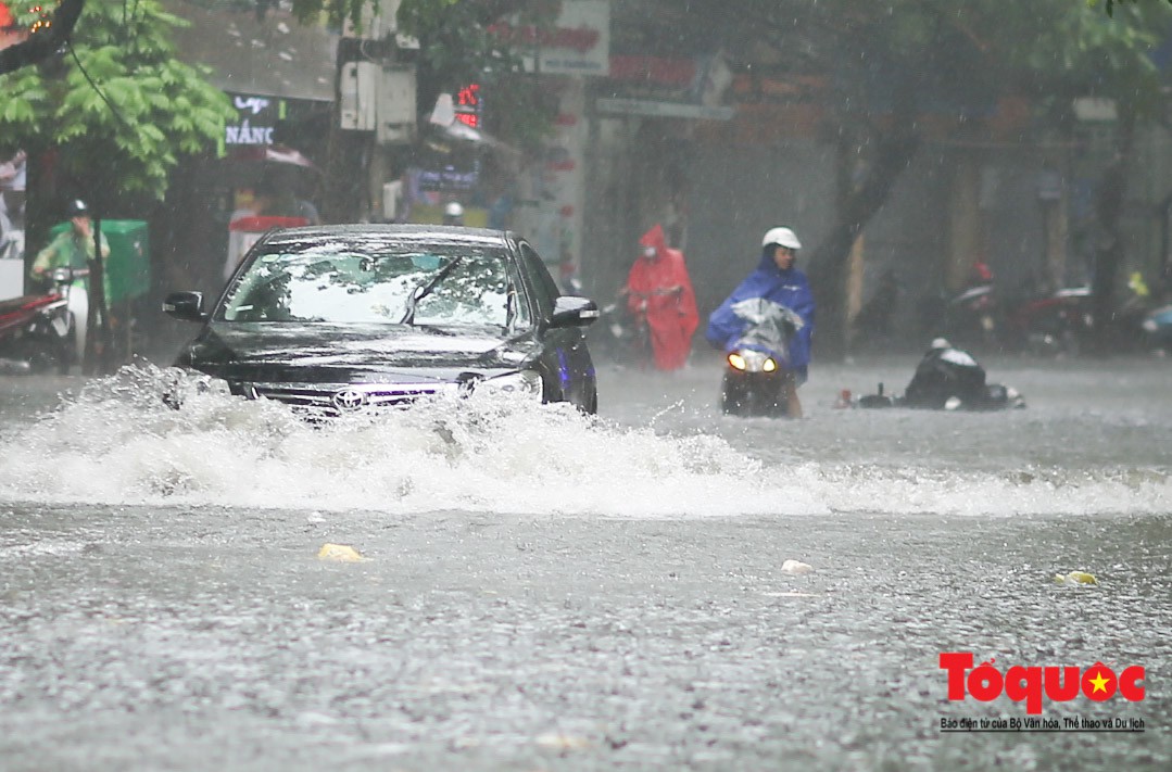 Hà Nội: Mưa lớn giữa giờ trưa, người dân vượt sông trong phố về nhà7