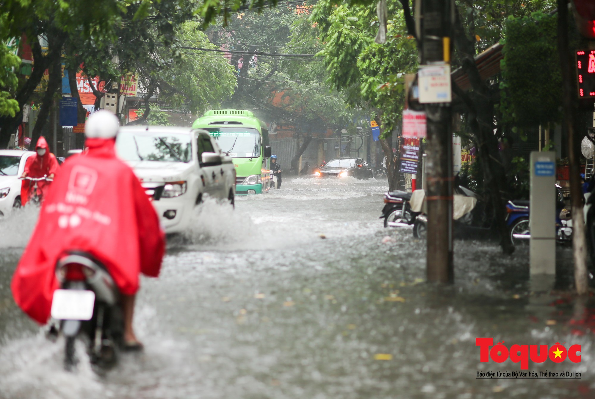 Hà Nội: Mưa lớn giữa giờ trưa, người dân vượt sông trong phố về nhà8