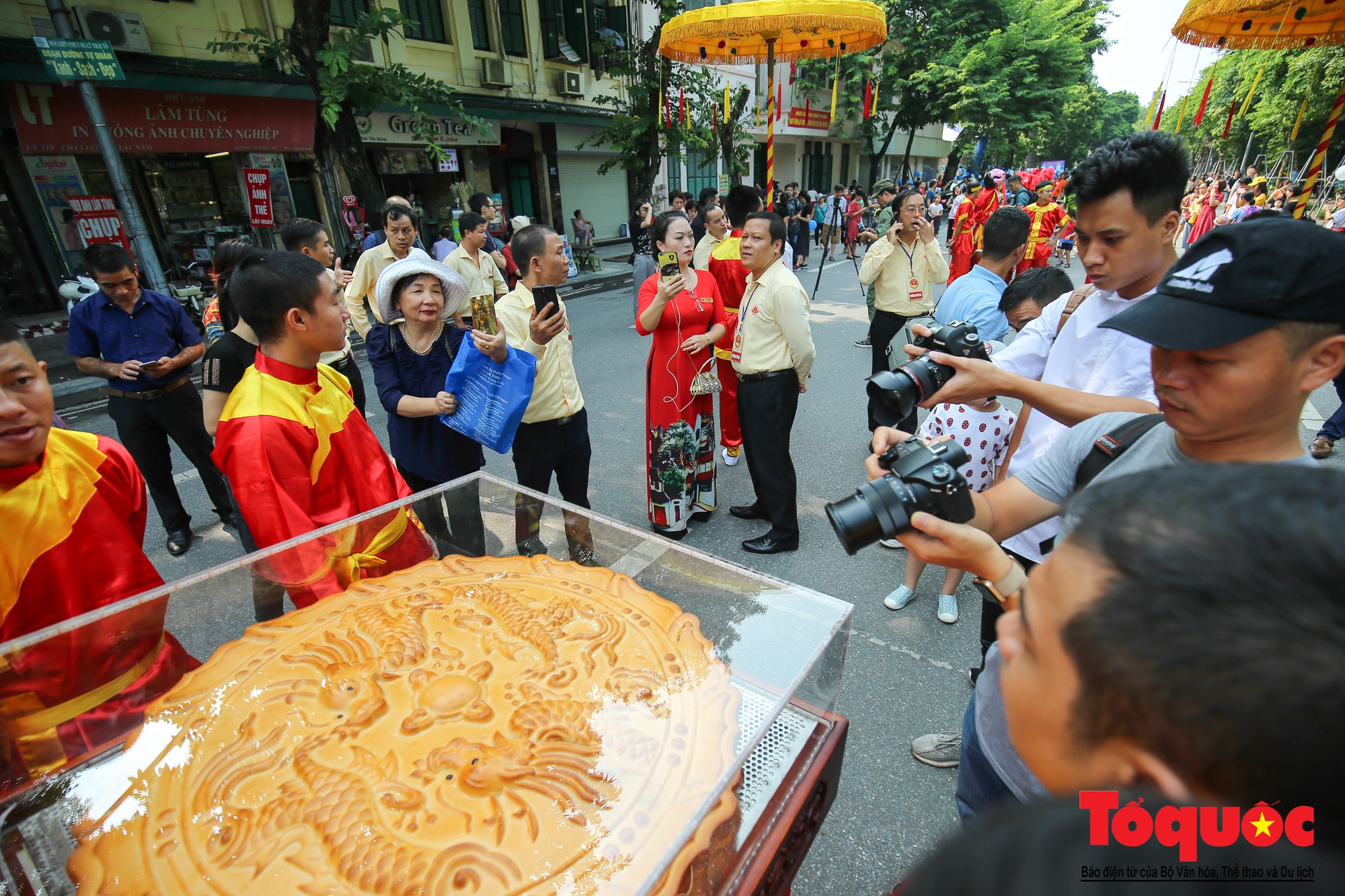 Ngắm cặp bánh trung thu siêu to khổng lồ kỷ lục Việt nam trên phố đi bộ Hồ Gươm (8)