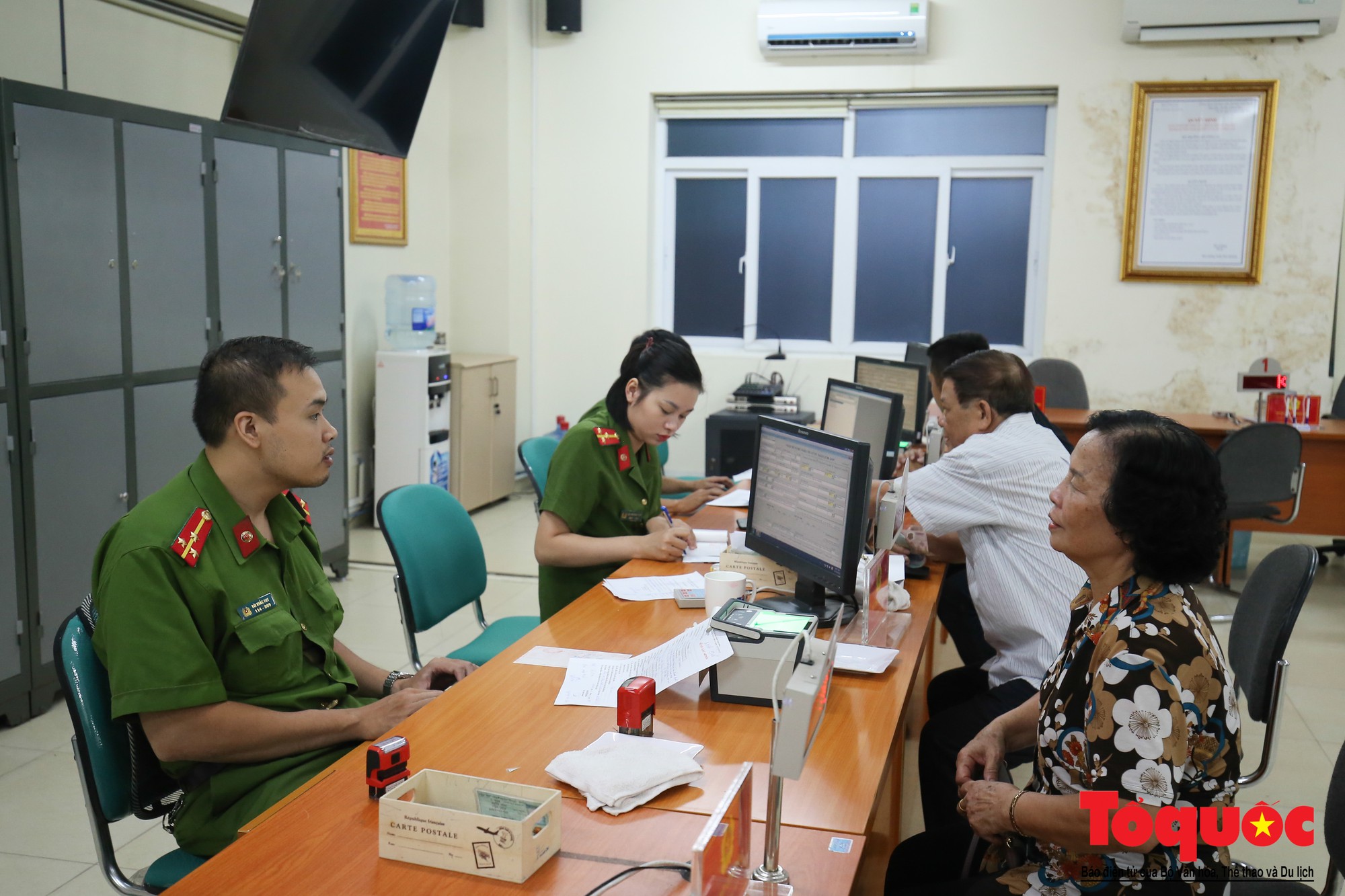 Lực lượng Công an Thủ đô vui tươi, tình nguyện phục vụ nhân dân trong Chủ Nhật (11)